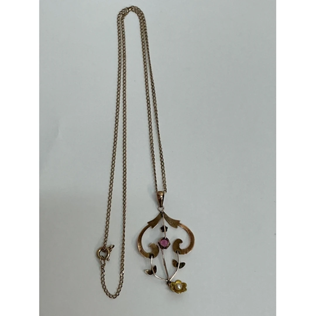 A 9ct gold Edwardian style pendant necklace set with a small...