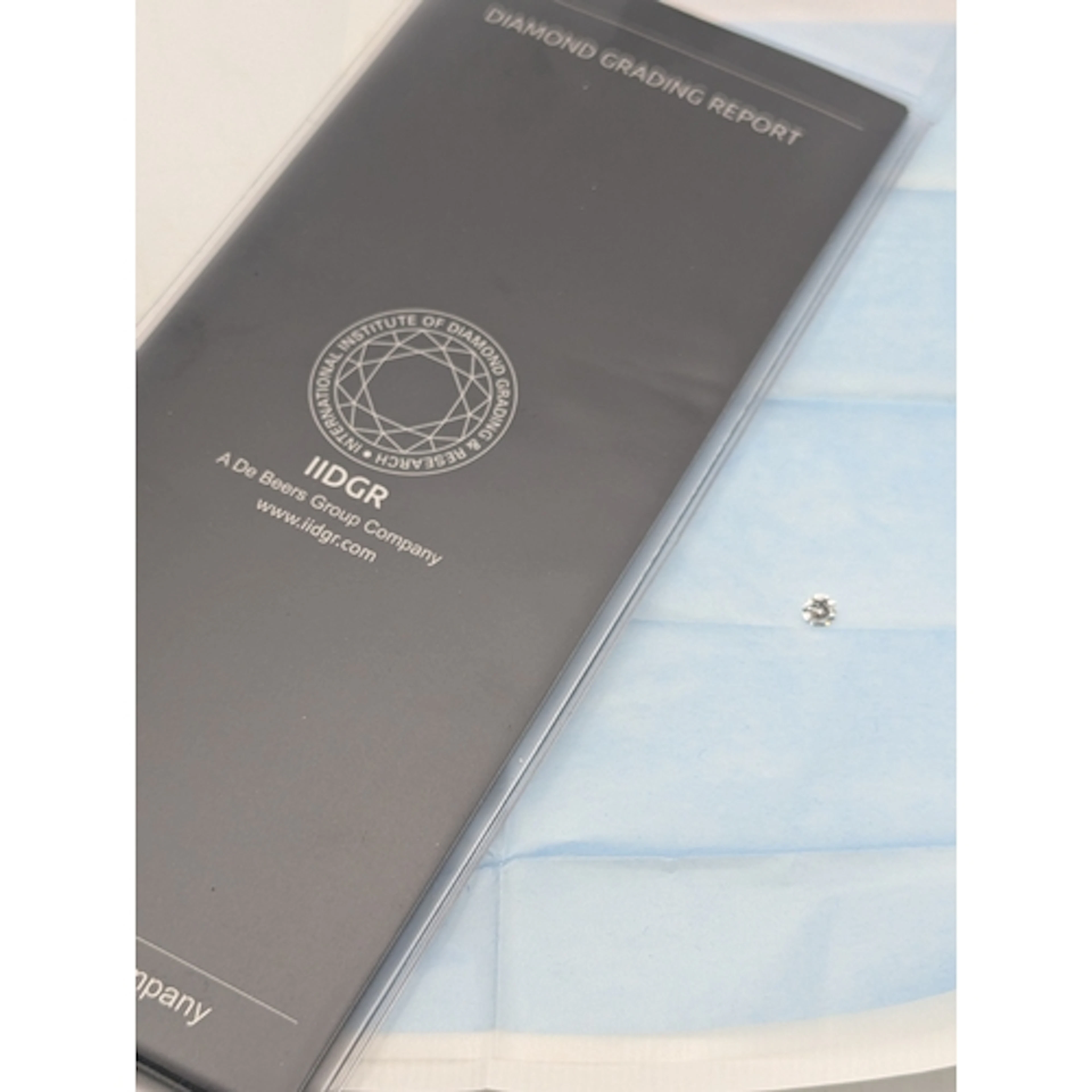 A round cut 0.41ct diamond, colour F, clarity VVS2, measurin...