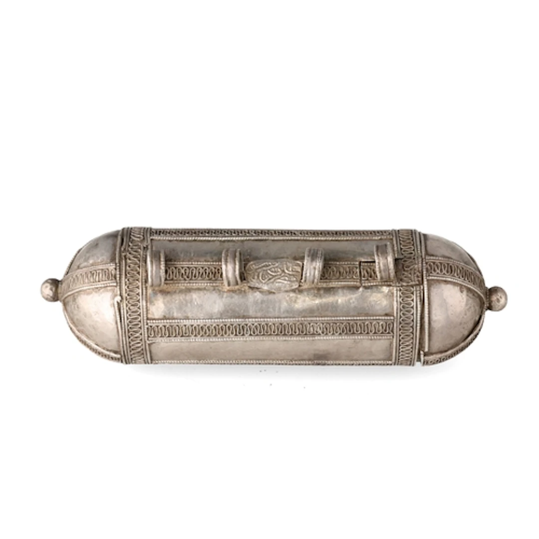AN EARLY 20TH C YEMEN SILVER AMULET PENDANT BOX, SIGNED WITH...