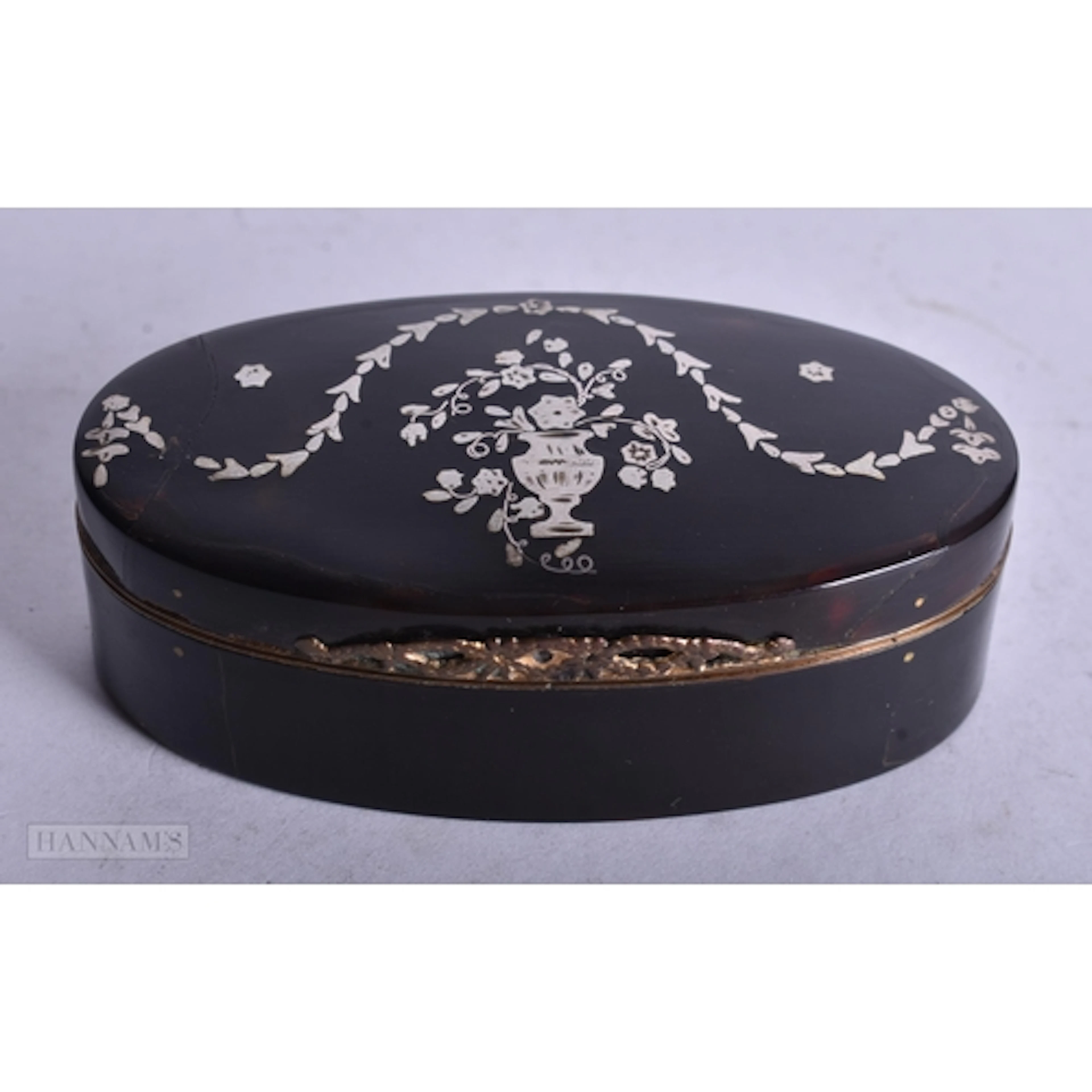 A REGENCY TORTOISESHELL SNUFF BOX. 7.25 cm x 4.25 cm.