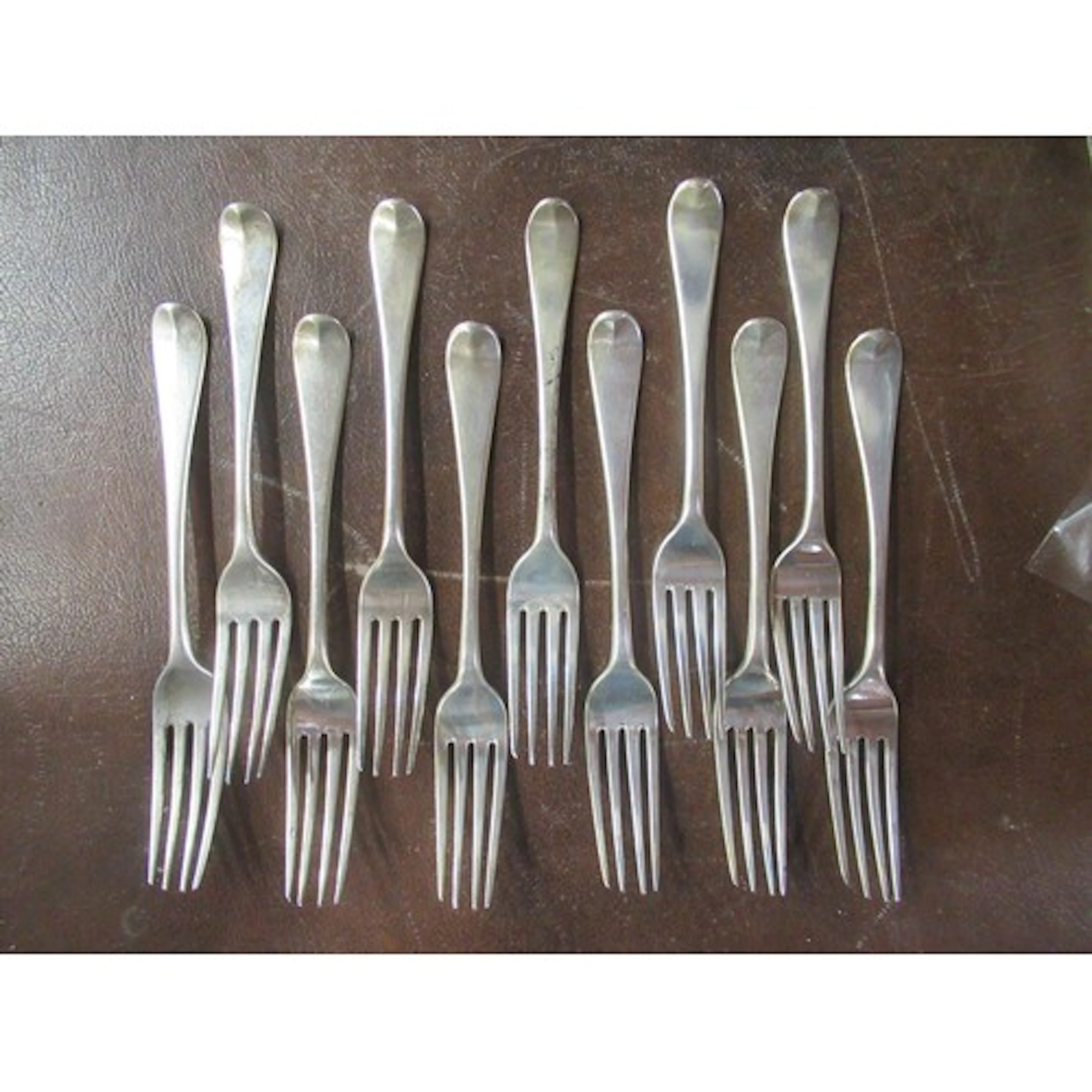A set of 11 Georgian silver dinner forks, weight 21oz