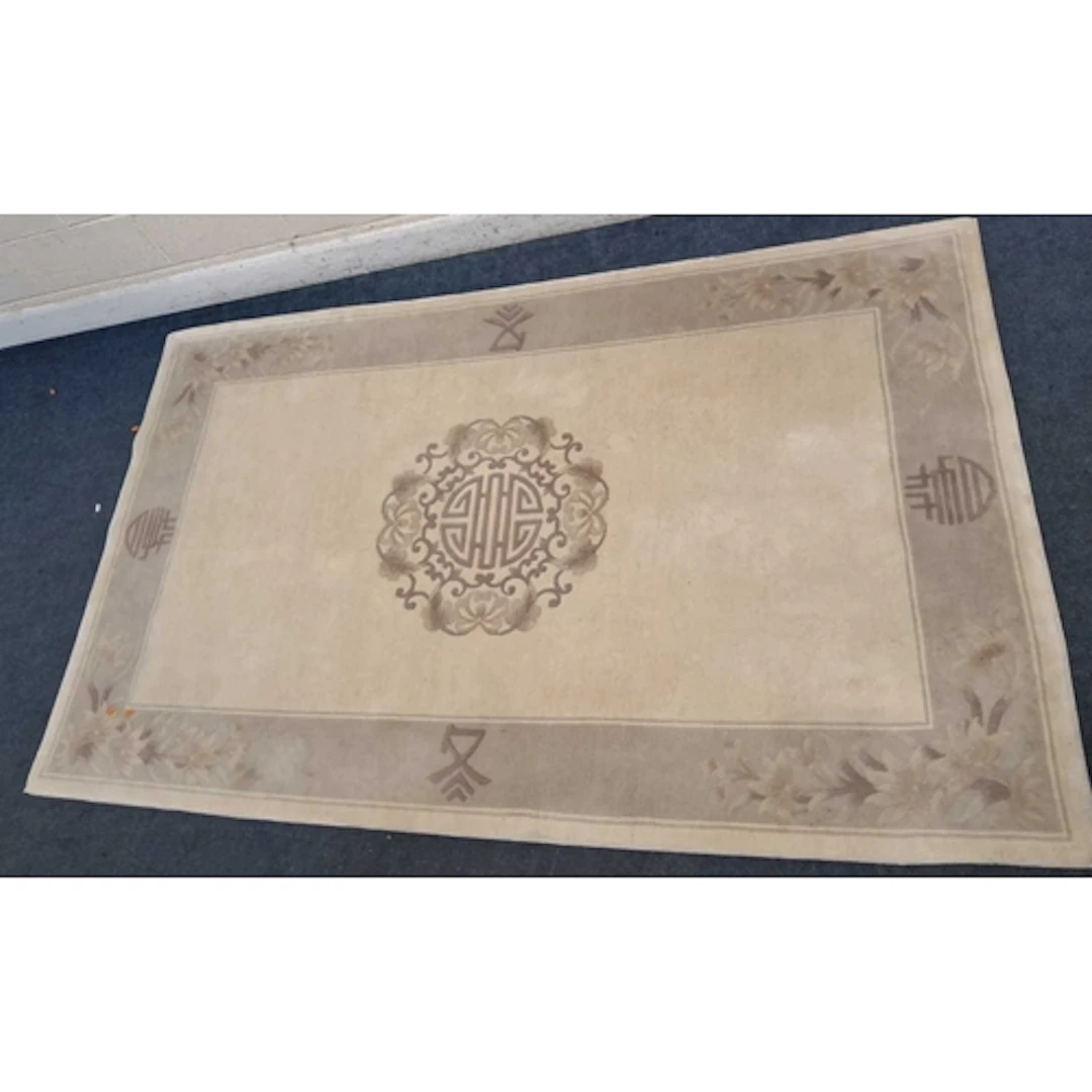 A CREAM GROUND CHINESE RECTANGULAR WOOLLEN RUG (245cm x 156...