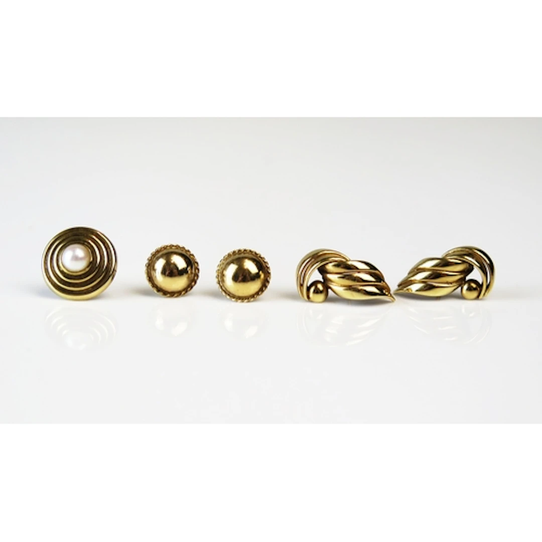 A pair of 9ct gold stud earrings, a single 9ct and faux pear...