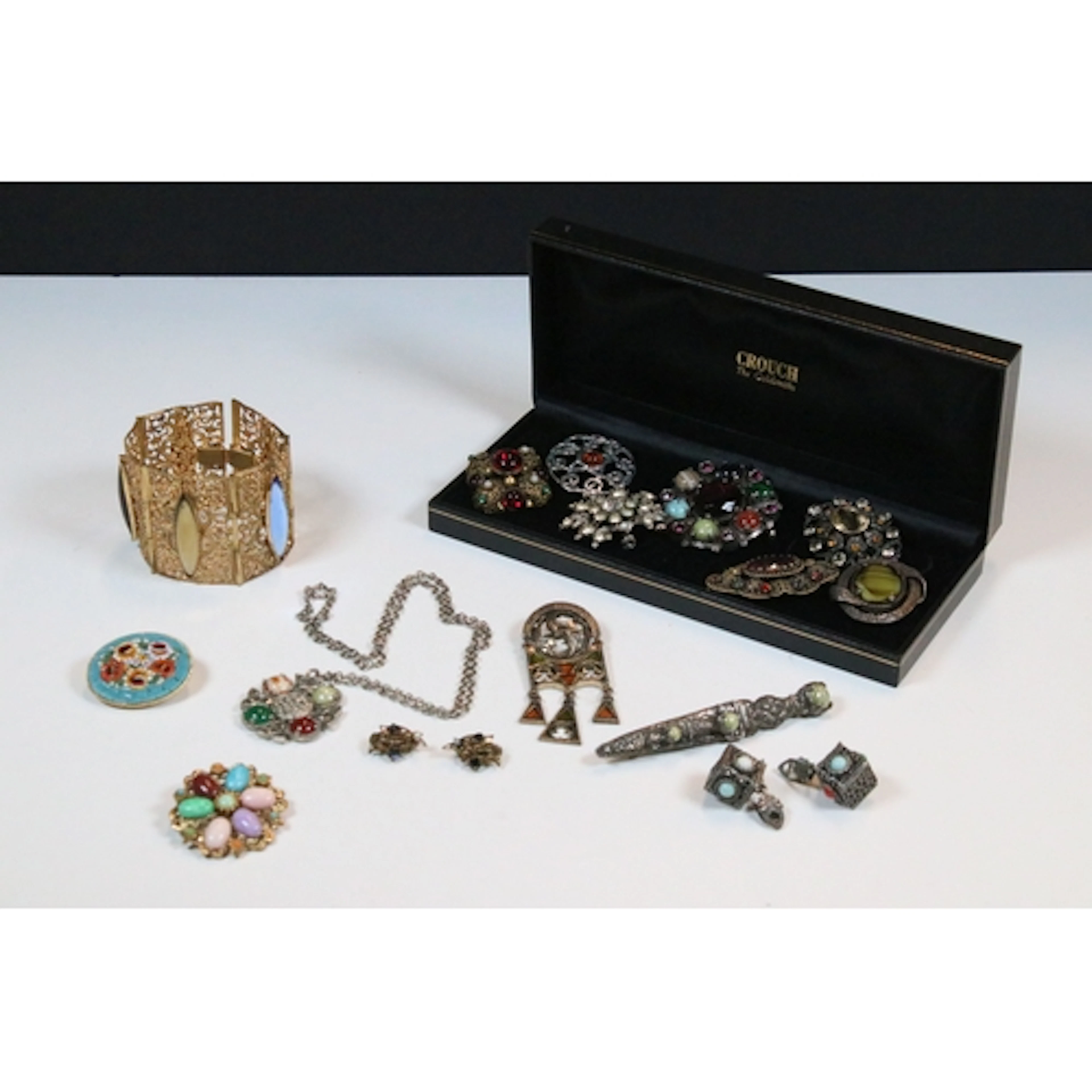 Collection of vintage costume jewellery comprising brooches ...