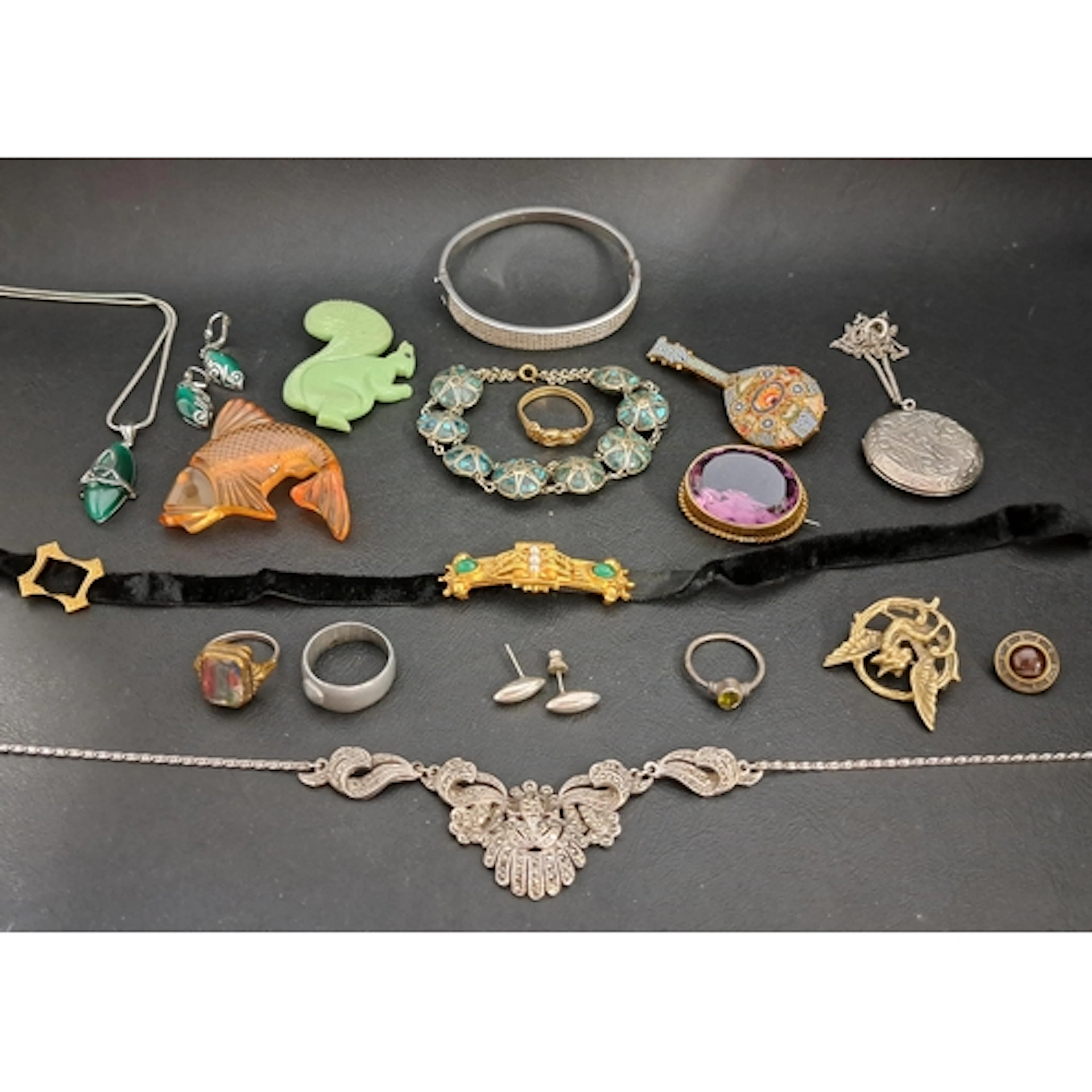 INTERESTING SELECTION OF VINTAGE JEWELLERY including a turqu...