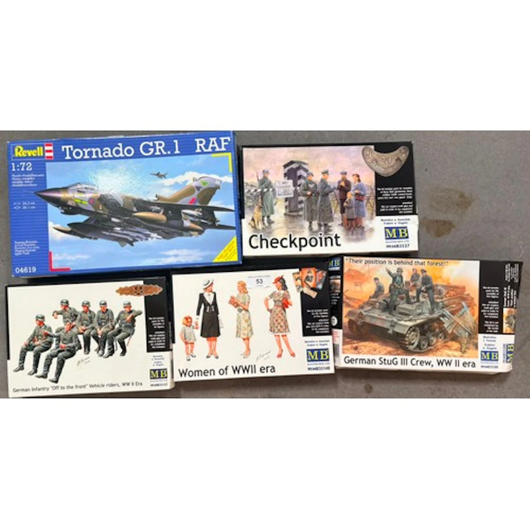 A group of five assorted military model kits (4 x MB 1:35 sc...