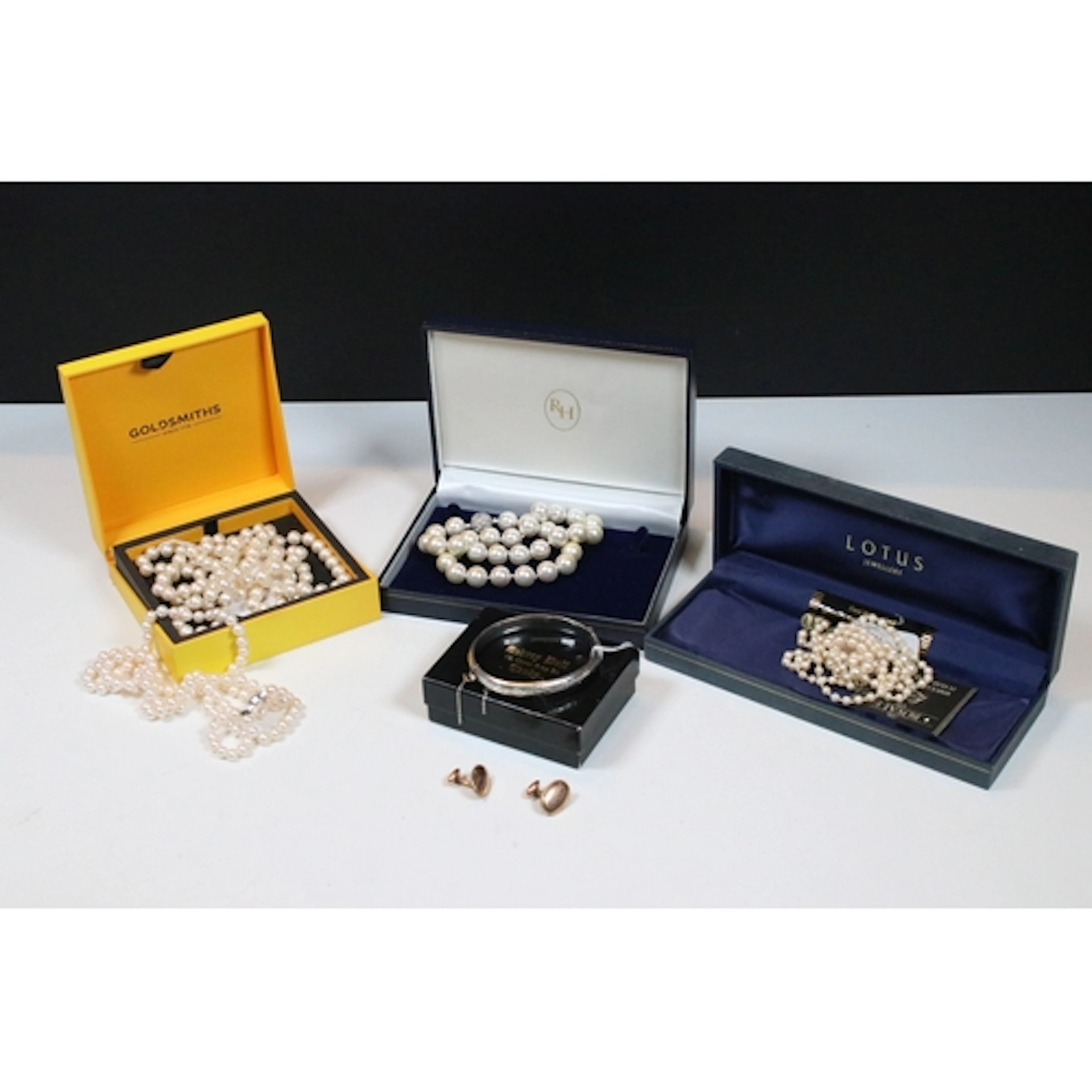 Collection of costume jewellery, to comprise a silver hinged...