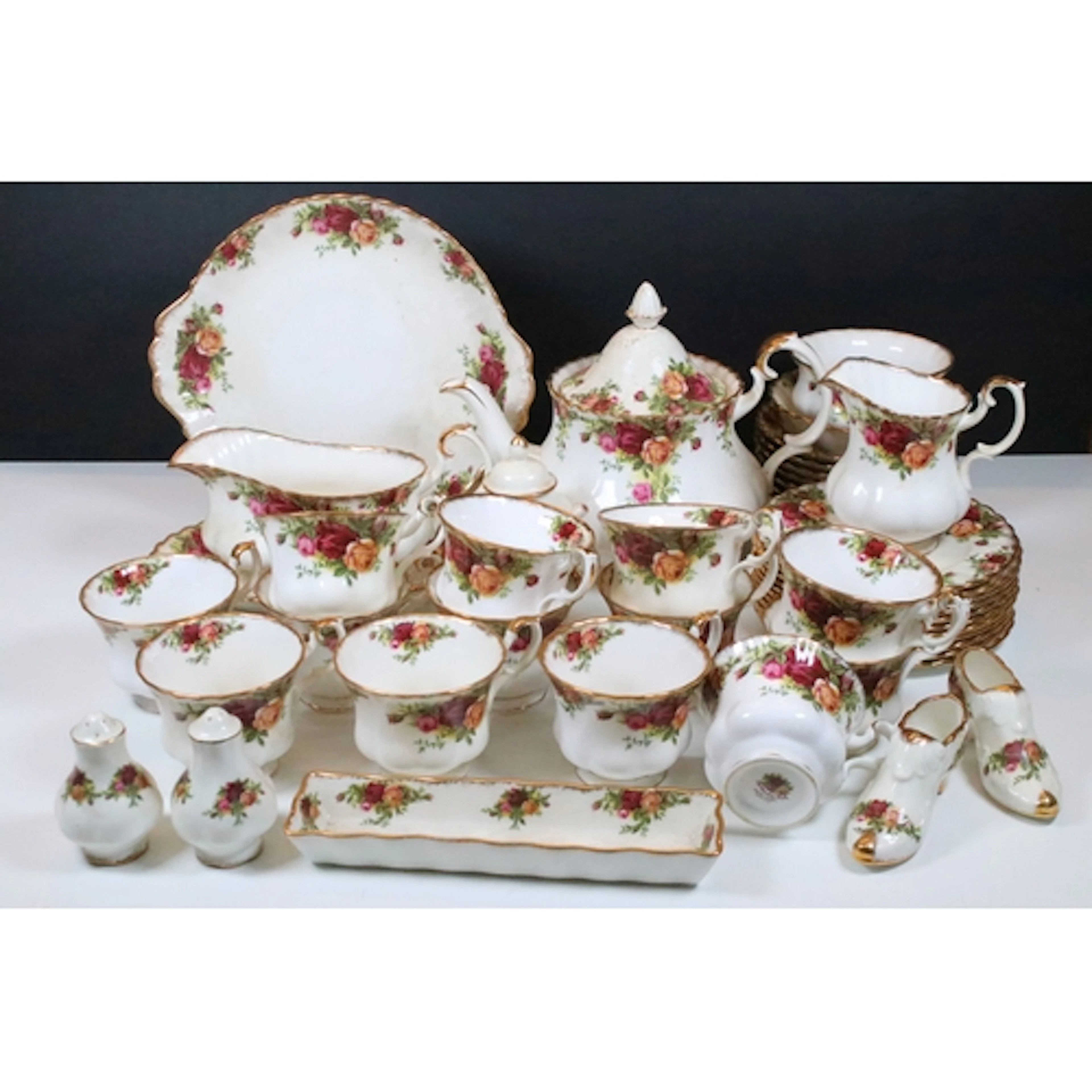 Royal Albert 'Old Country Roses' tea set, comprising thirtee...
