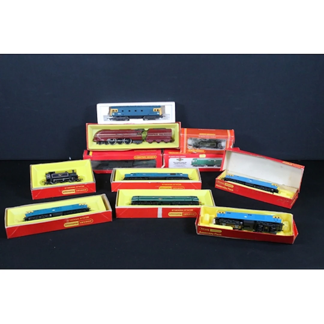 11 Boxed Hornby / Triang OO gauge locomotives to include R85...