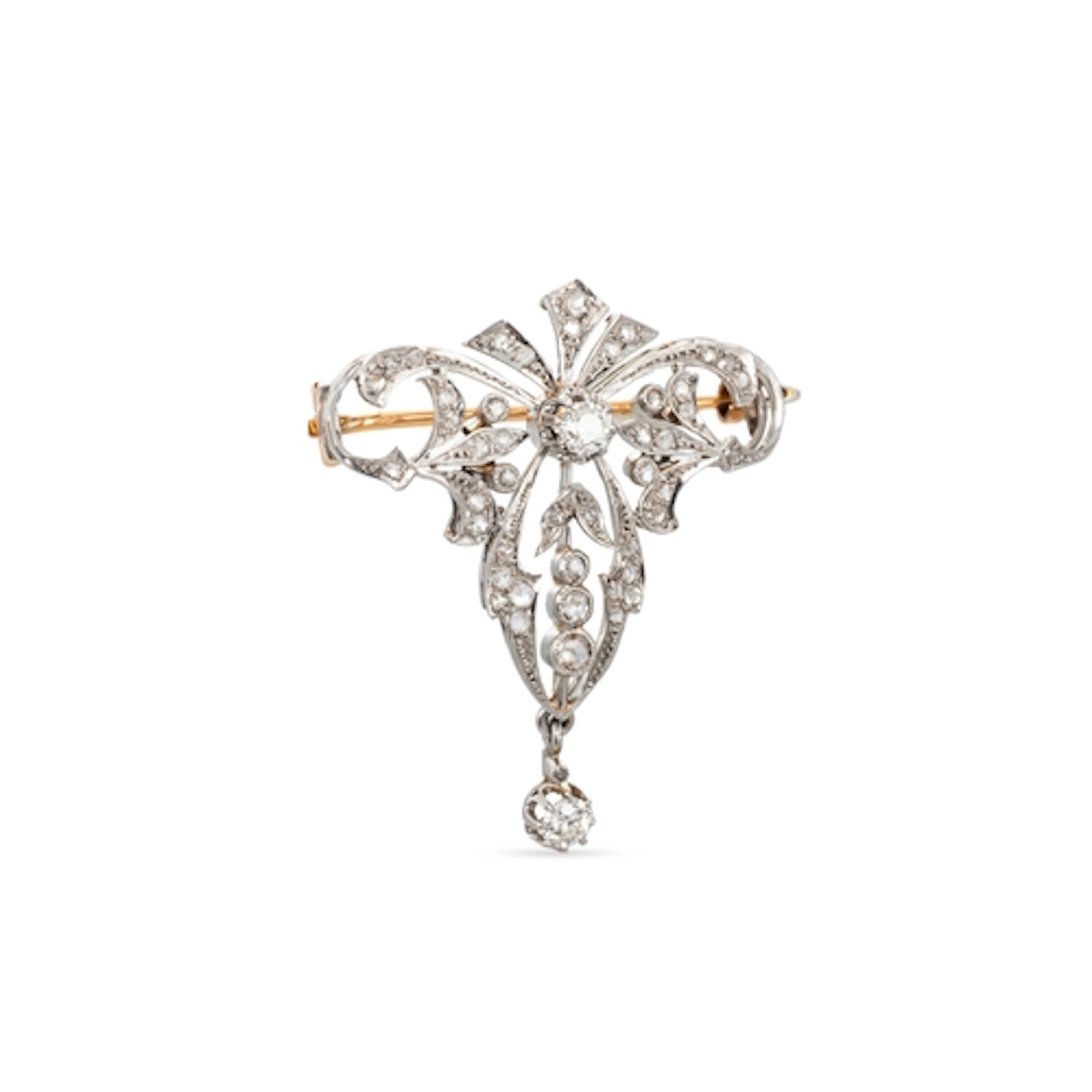 AN ANTIQUE DIAMOND BROOCH, mounted in platinum and 18ct whit...