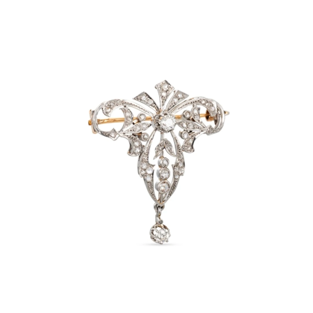 AN ANTIQUE DIAMOND BROOCH, mounted in platinum and 18ct whit...