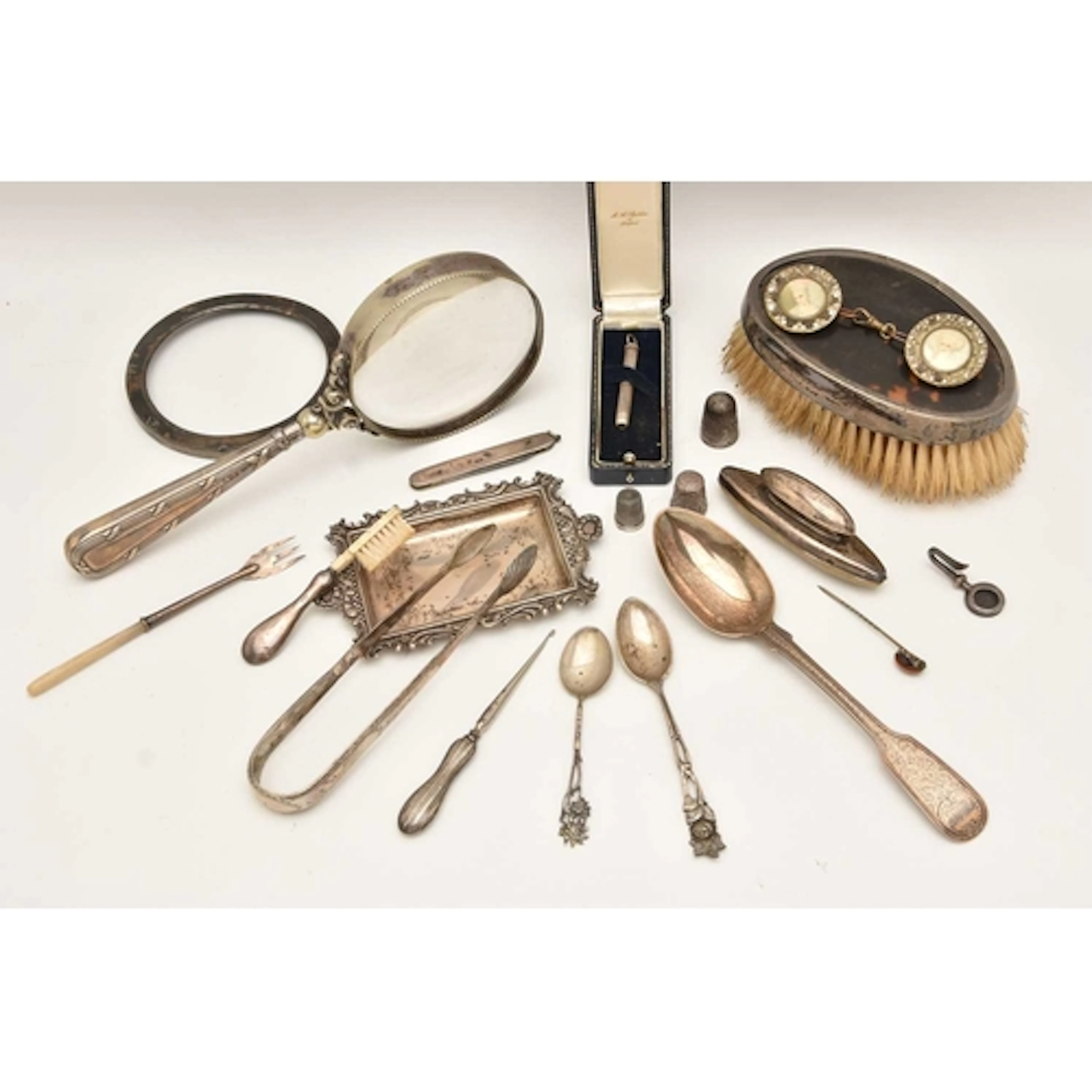 AN ASSORTMENT OF SILVER AND WHITE METAL JEWELLERY, to includ...