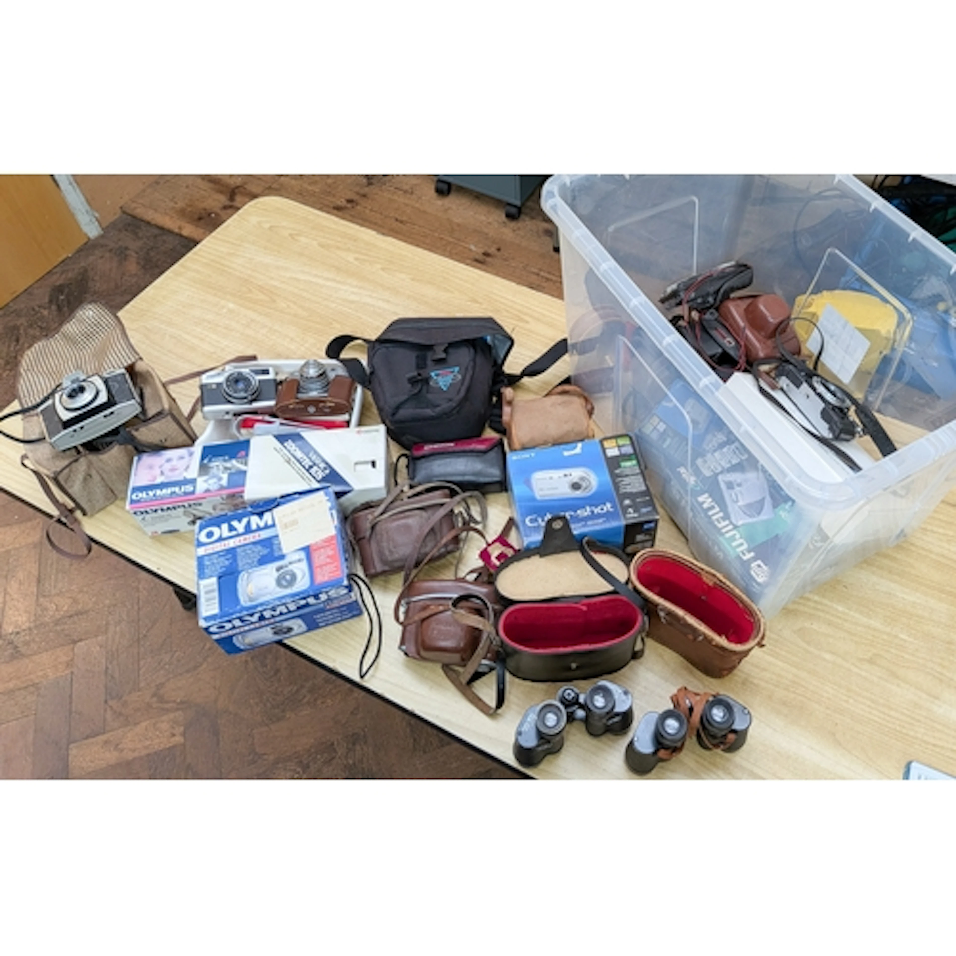 A large quantity of vintage and other cameras and binoculars