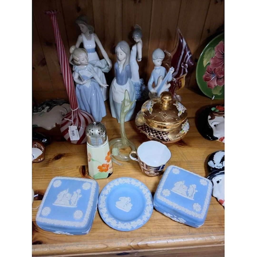 A GROUP OF VINTAGE DECORATIVE GLASSWARE AND CERAMICS to incl...