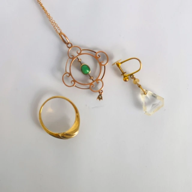 A selection of jewellery, including a 9ct gold dress ring, o...
