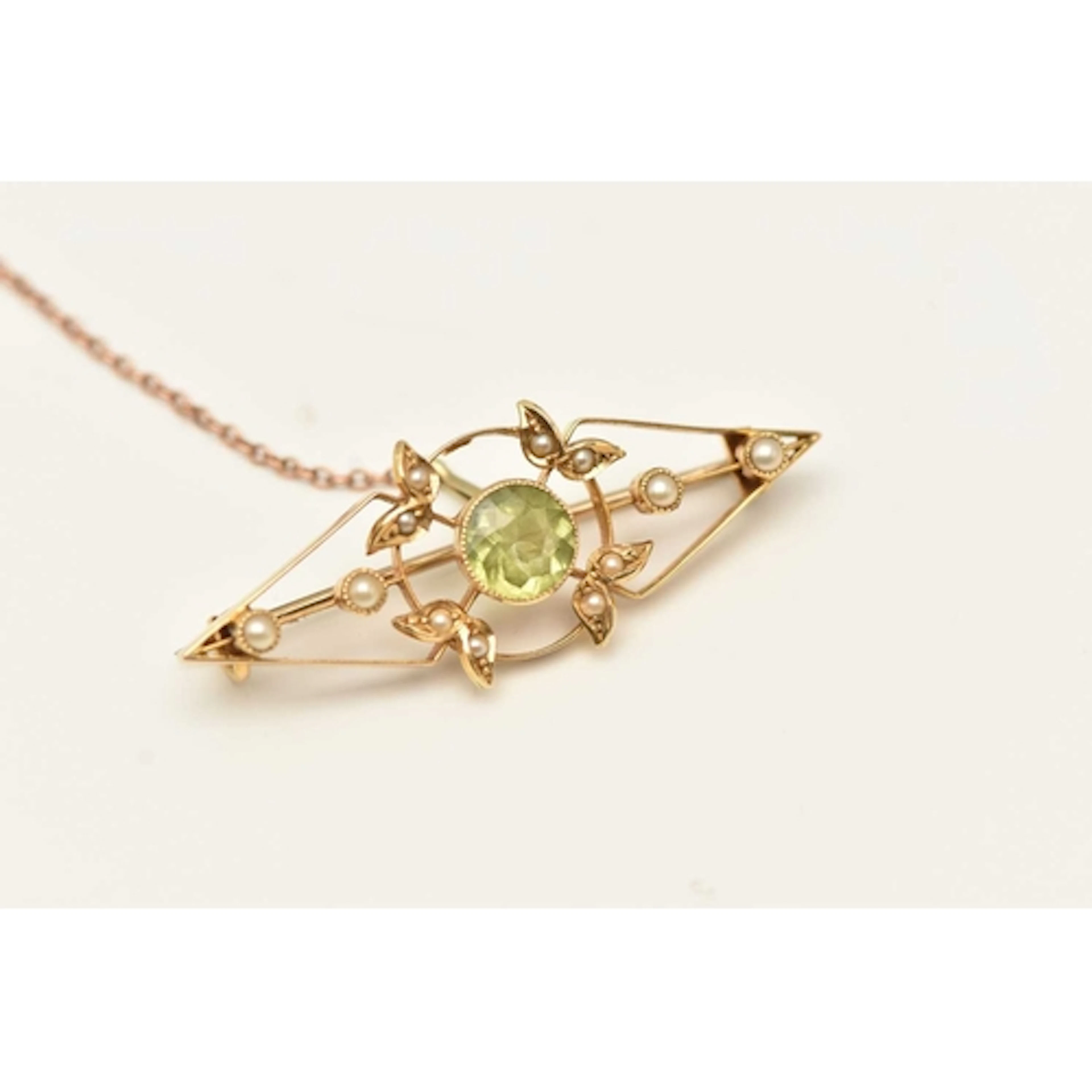 AN EARLY 20TH CENTURY BROOCH, an open work yellow metal broo...