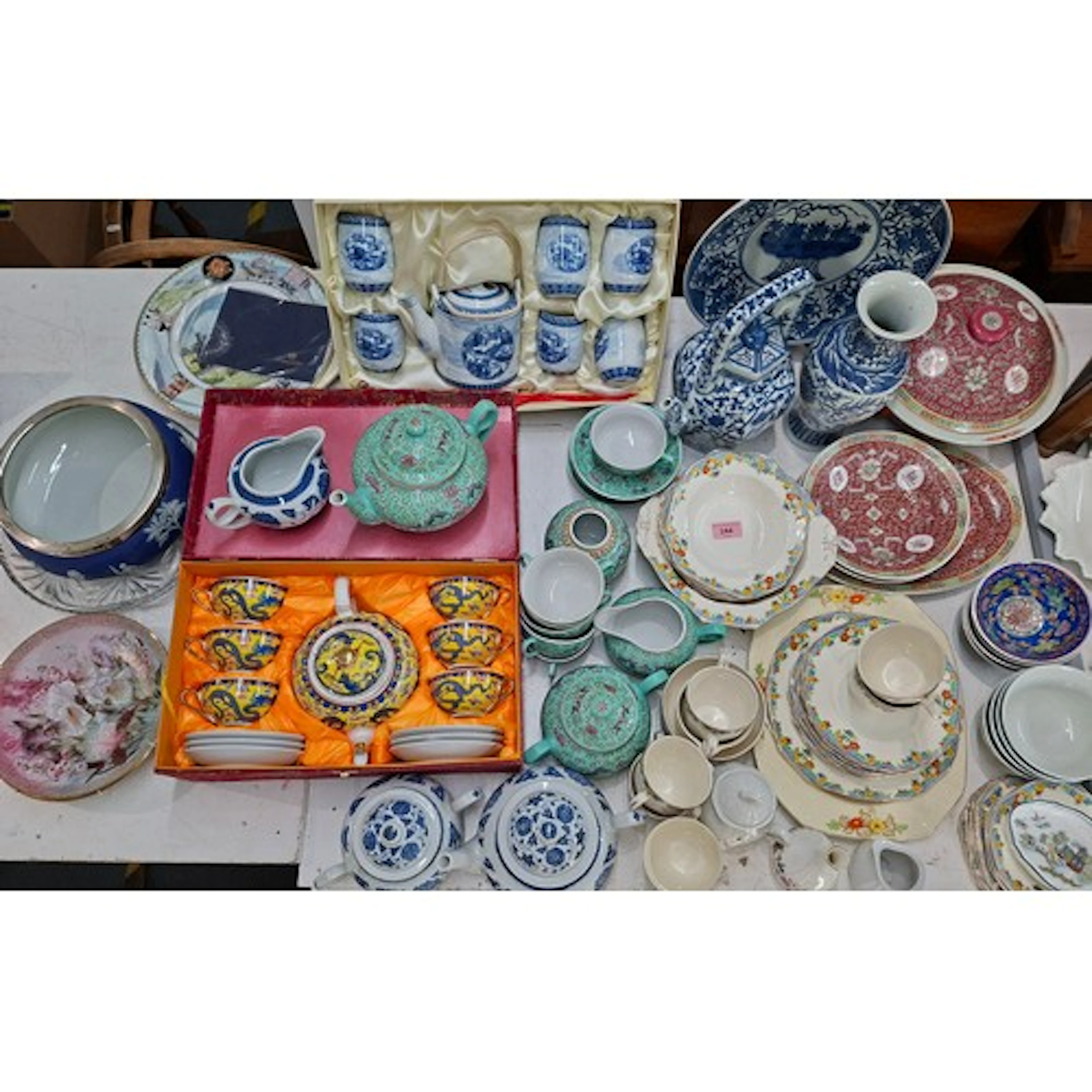 Mixed Oriental table ware to include a green 5-setting tea s...
