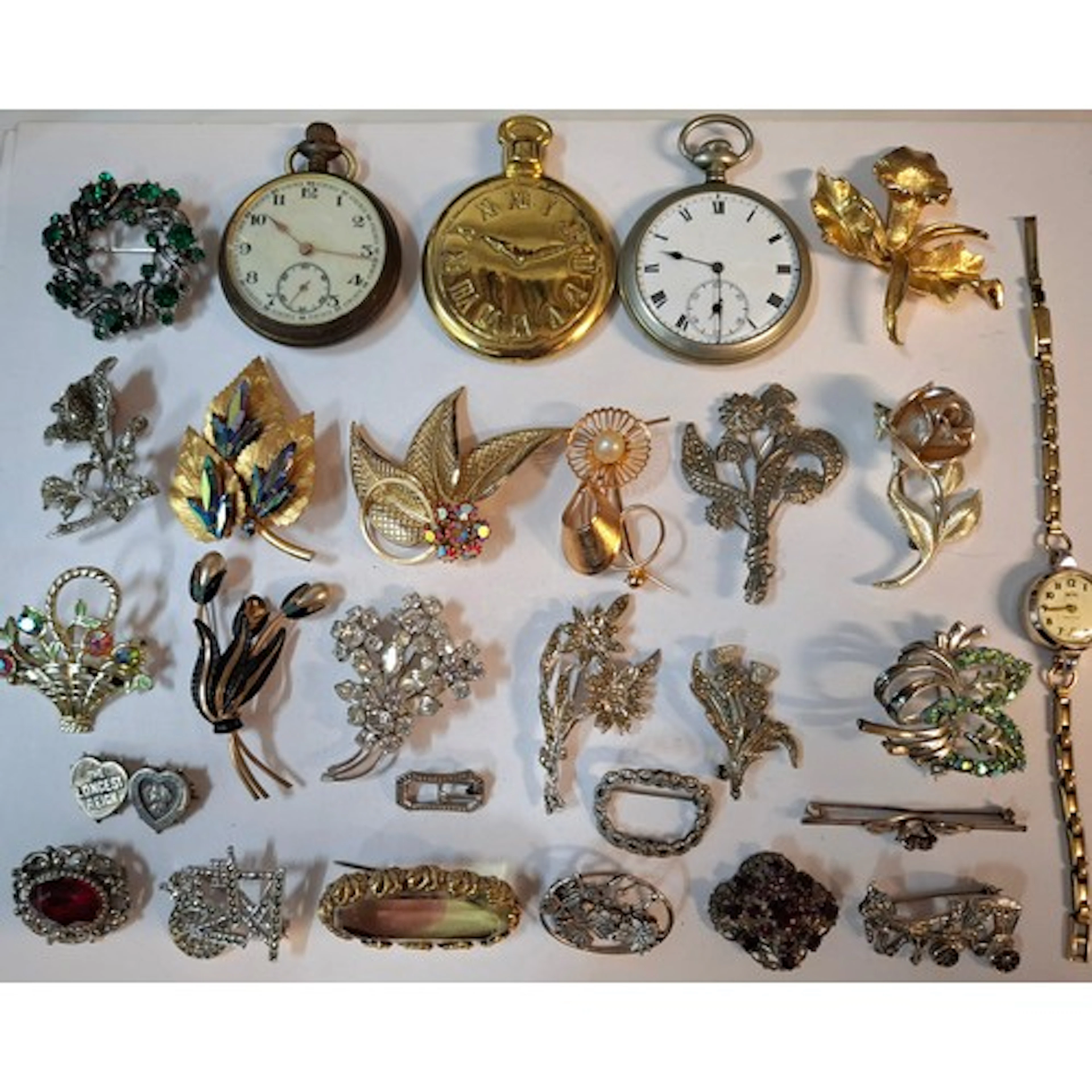 A collection of vintage brooches to include silver examples ...