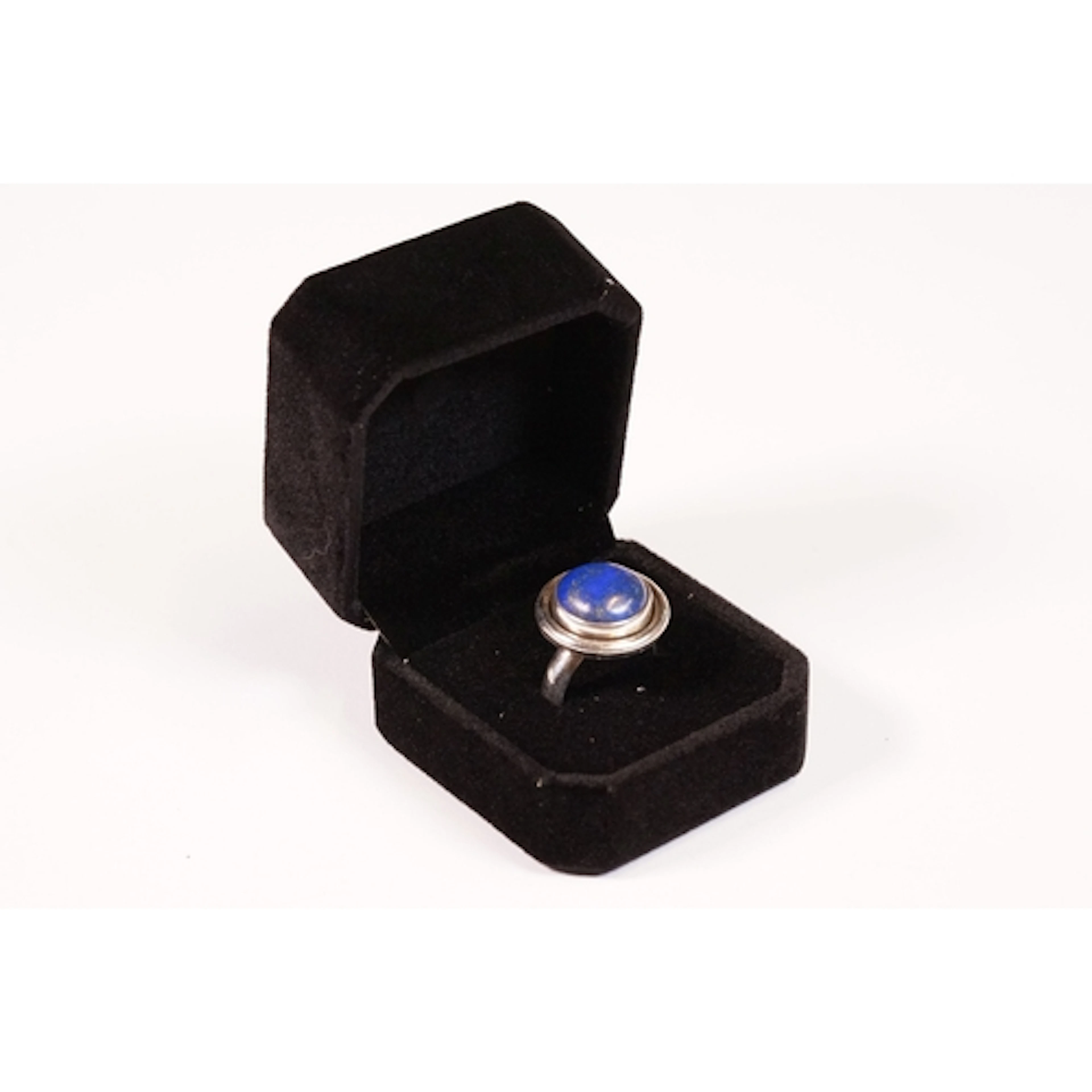 A ladies contemporary 925 sterling silver ring, large centra...