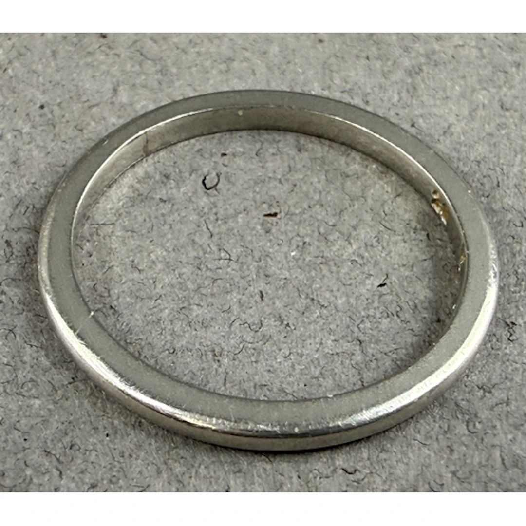 Jewellery: a platinum wedding band, UK size J, 2.3g.