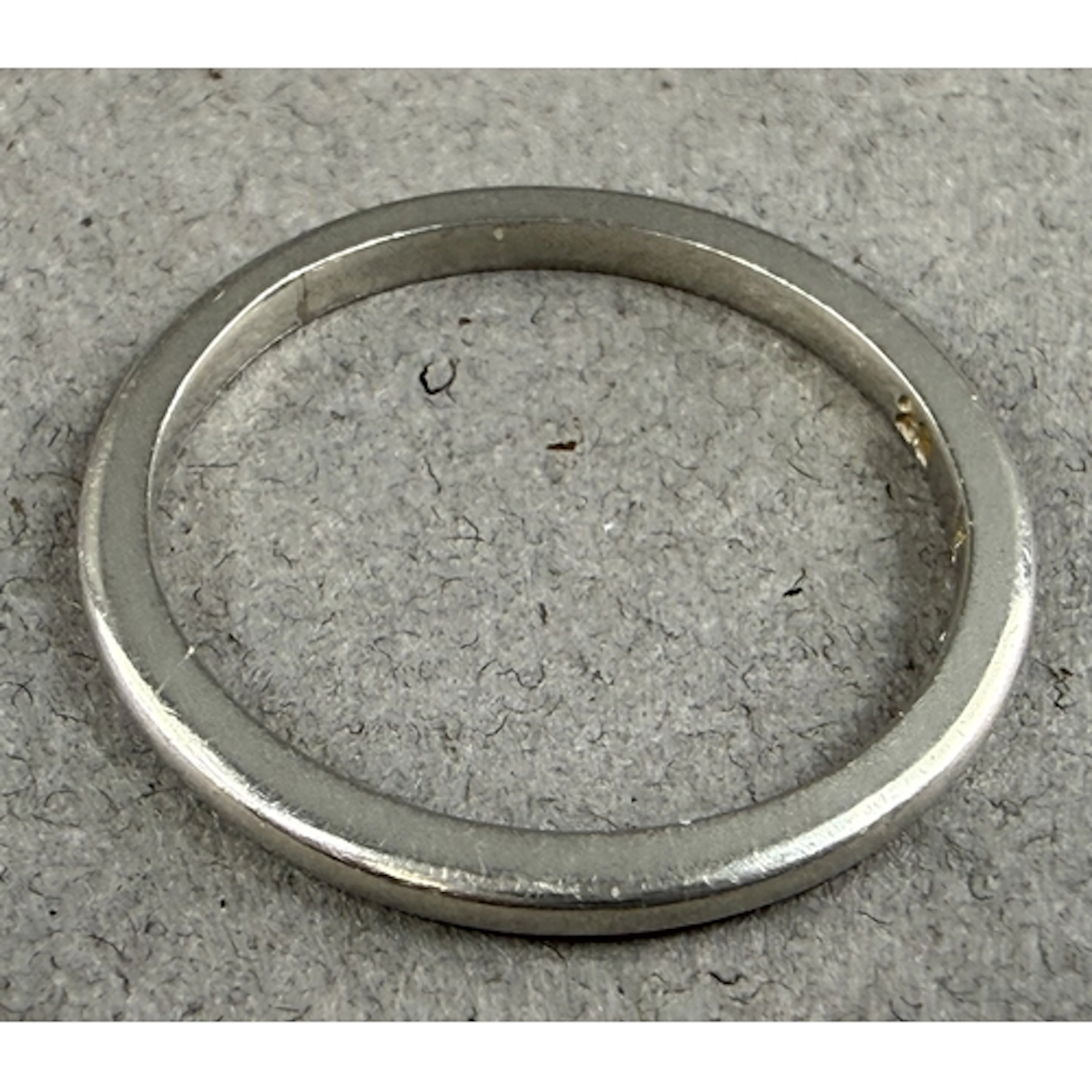 Jewellery: a platinum wedding band, UK size J, 2.3g.