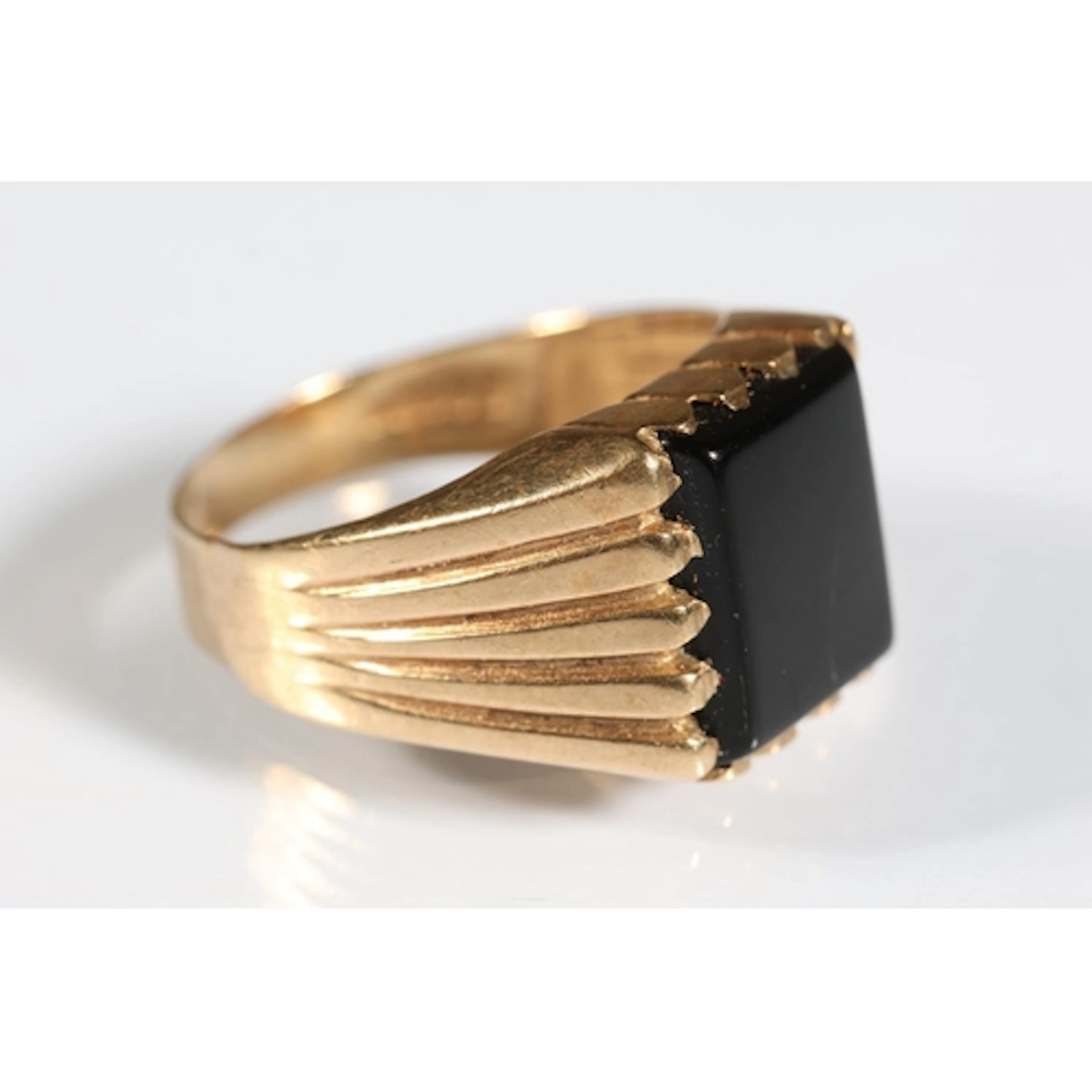 9ct gold signet ring with black onyx tablet, ring size T, 4....