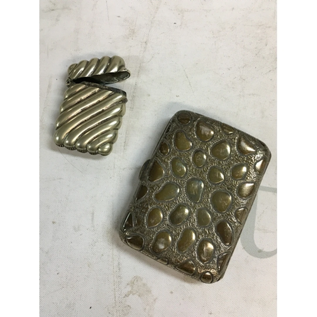 Silver cigarette case and vesta. Weigh 90g.