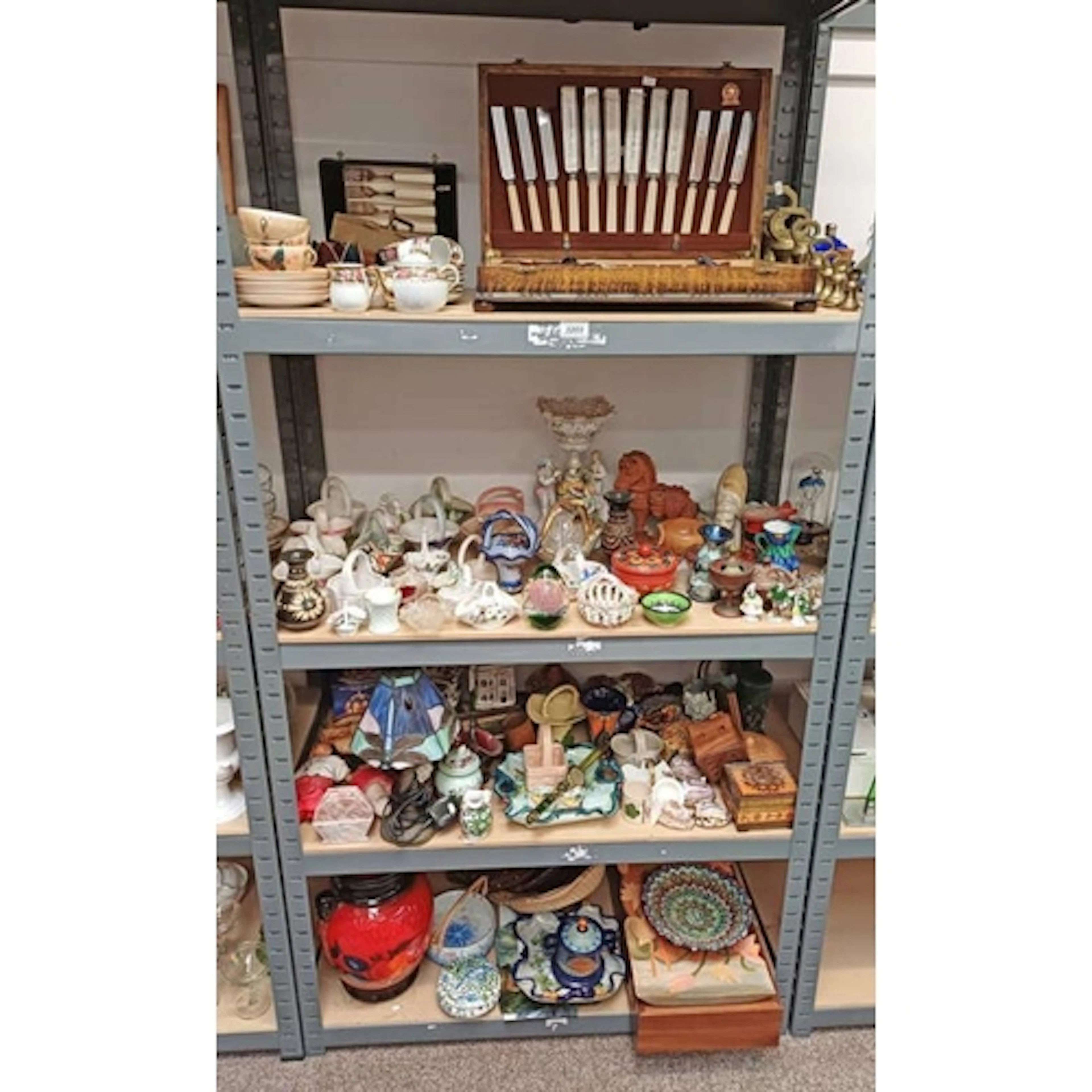 SELECTION OF VARIOUS ITEMS INCLUDING TIFFANY STYLE TABLE LAM...