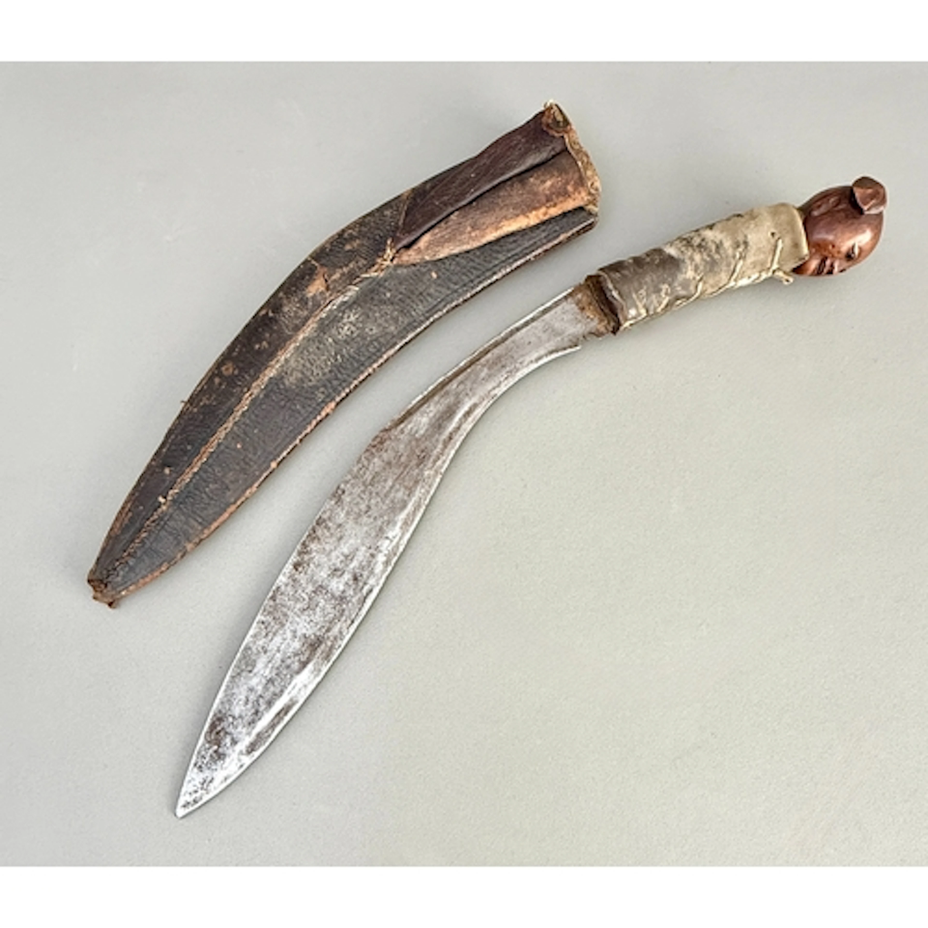 An antique kukri knife - early 20th century, 13½in single-ed...