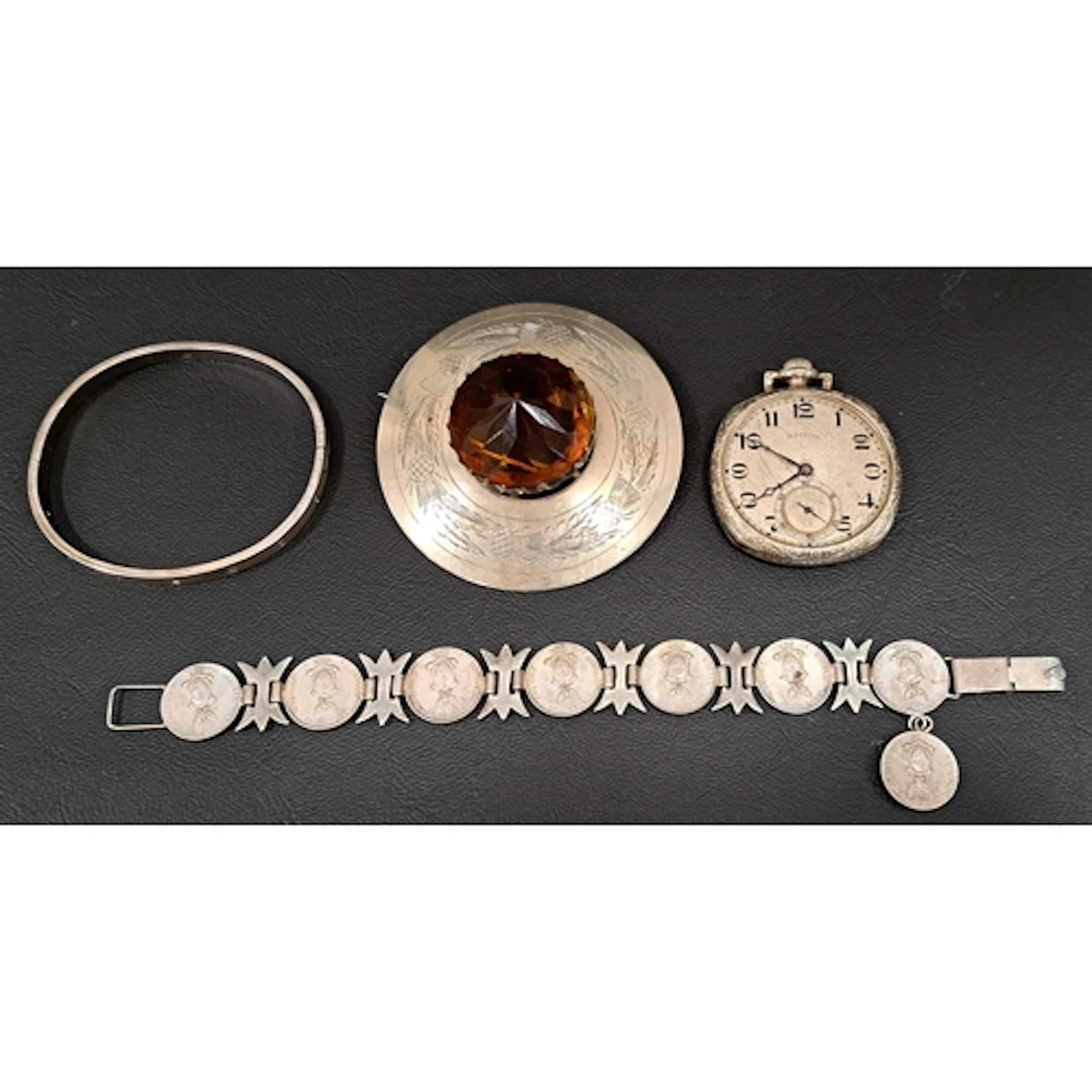 SMALL SELECTION OF VINTAGE JEWELLERY AND A WATCH comprising ...