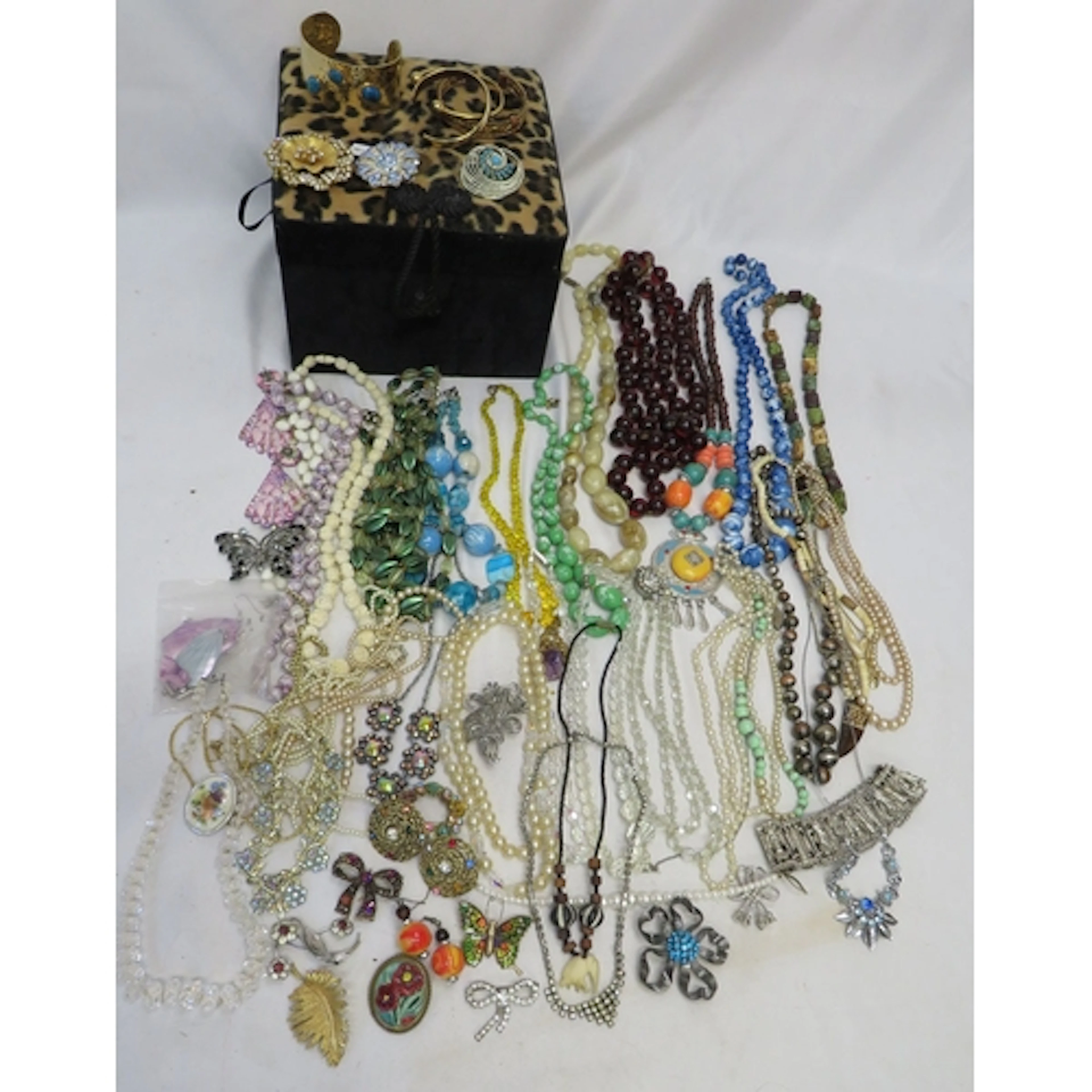 Vintage Costume Jewellery incl. faux pearl necklace, milk gl...