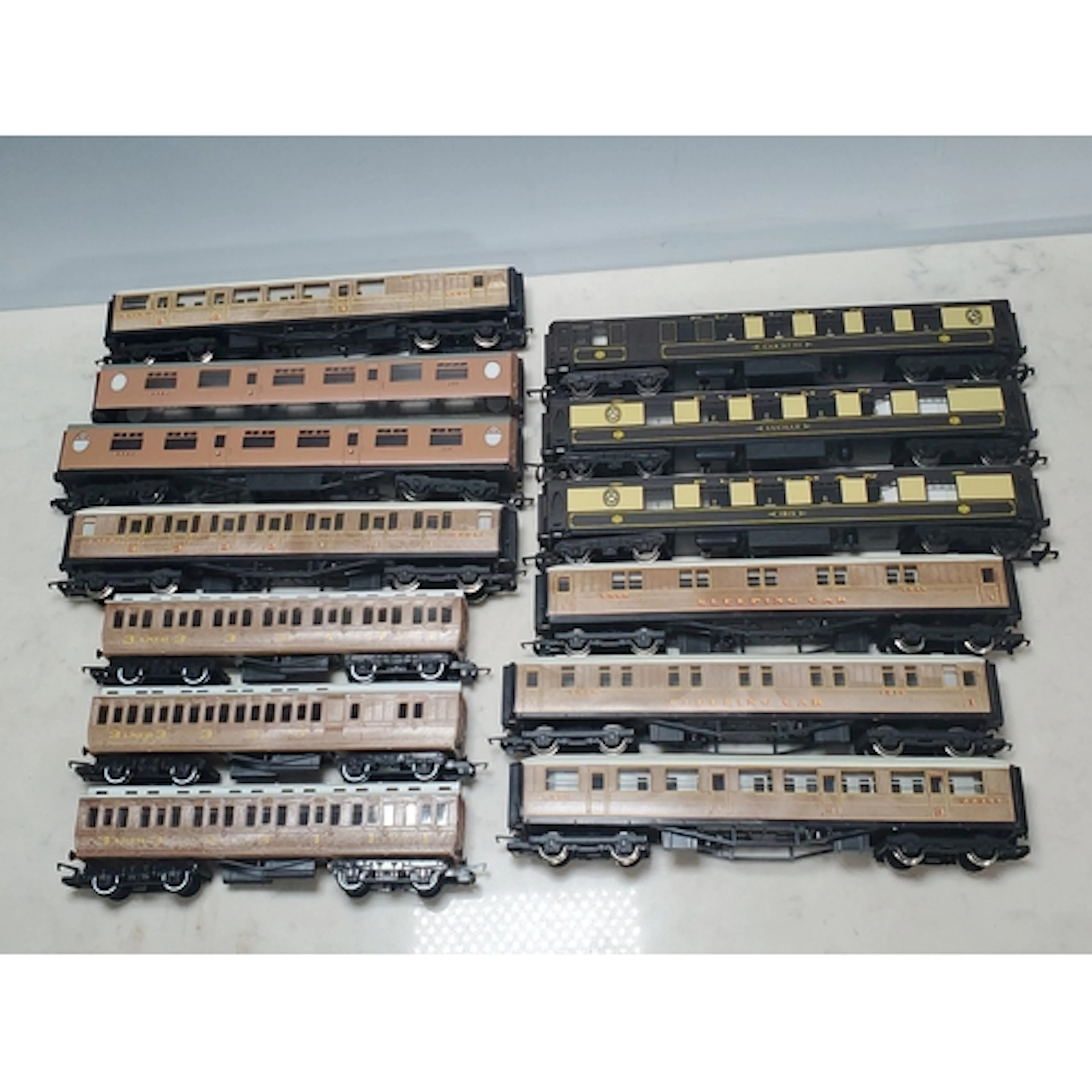 13x unboxed 00 gauge Passenger Coaches comprising Bachmann T...