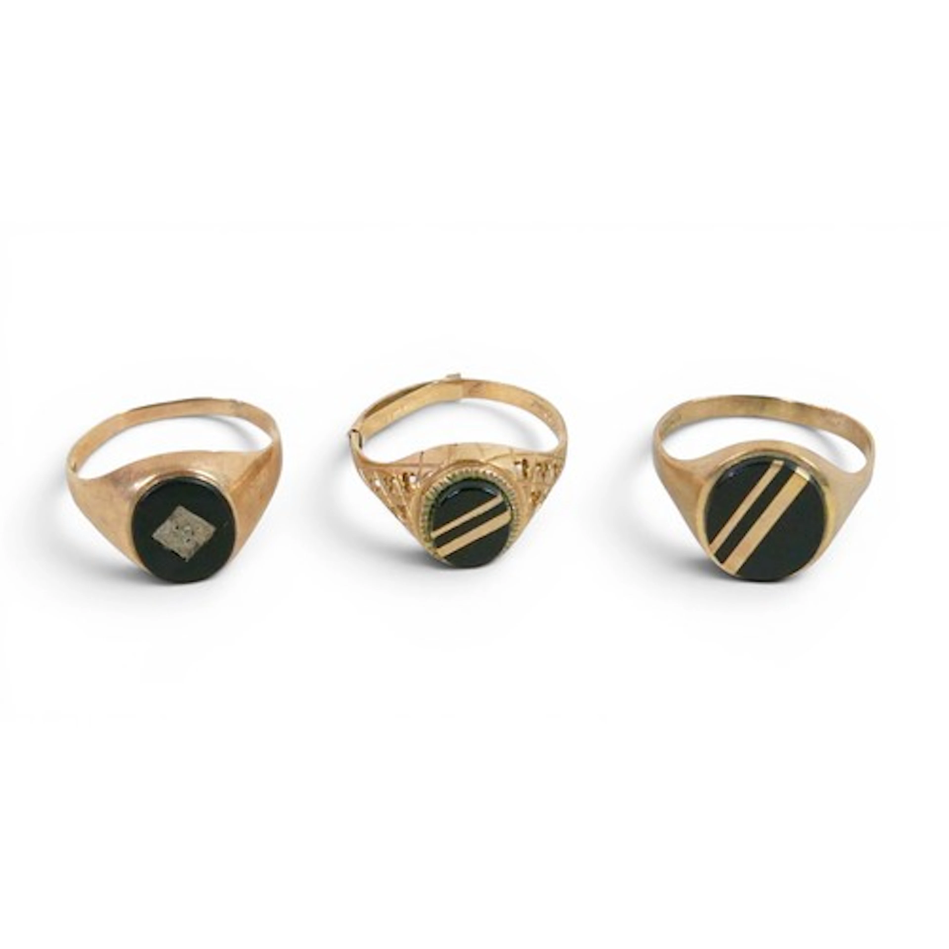 Three gents 9ct gold signet rings with black onyx / obsidian...