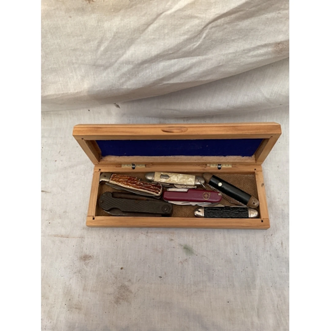 Qty penknives and a Jack knife.