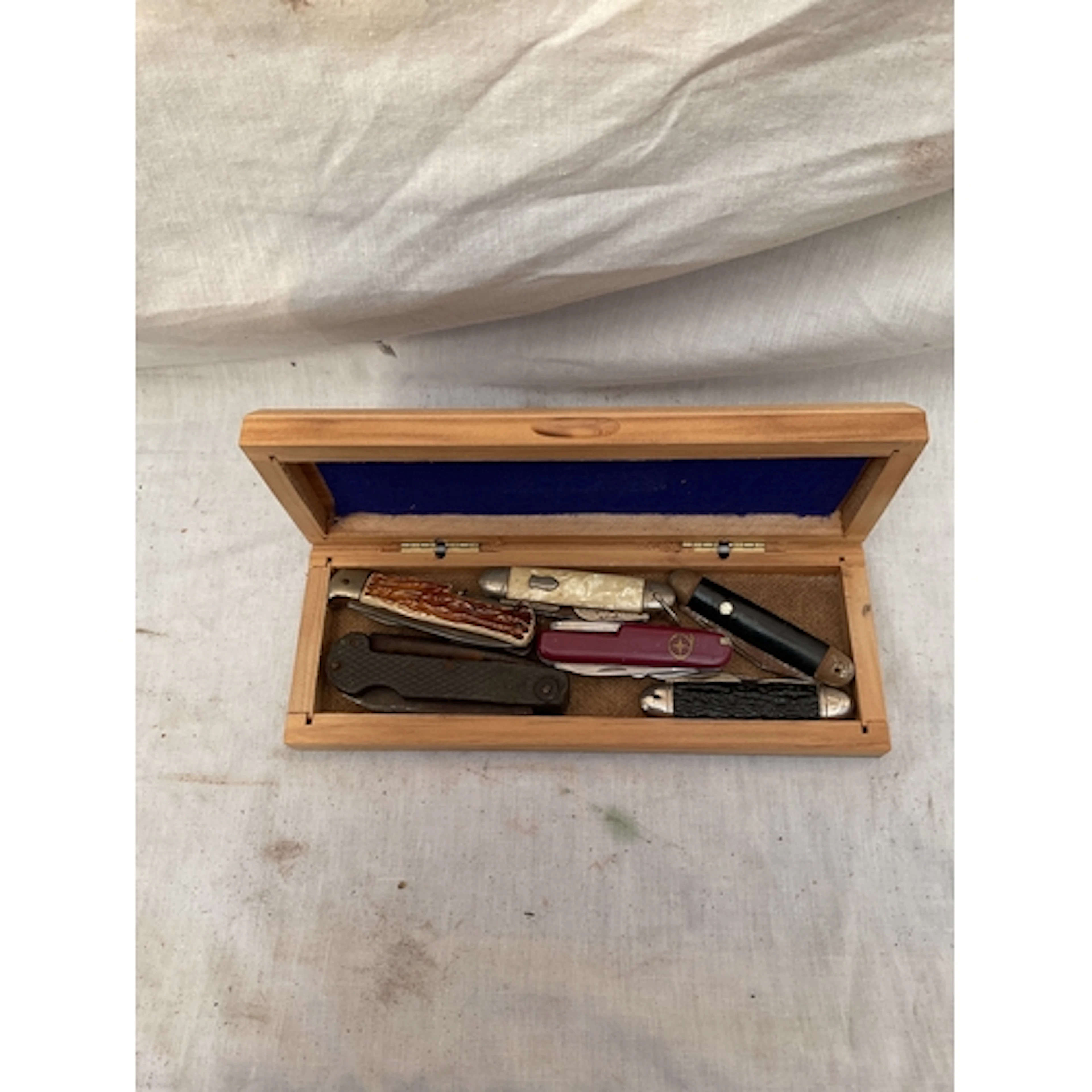 Qty penknives and a Jack knife.
