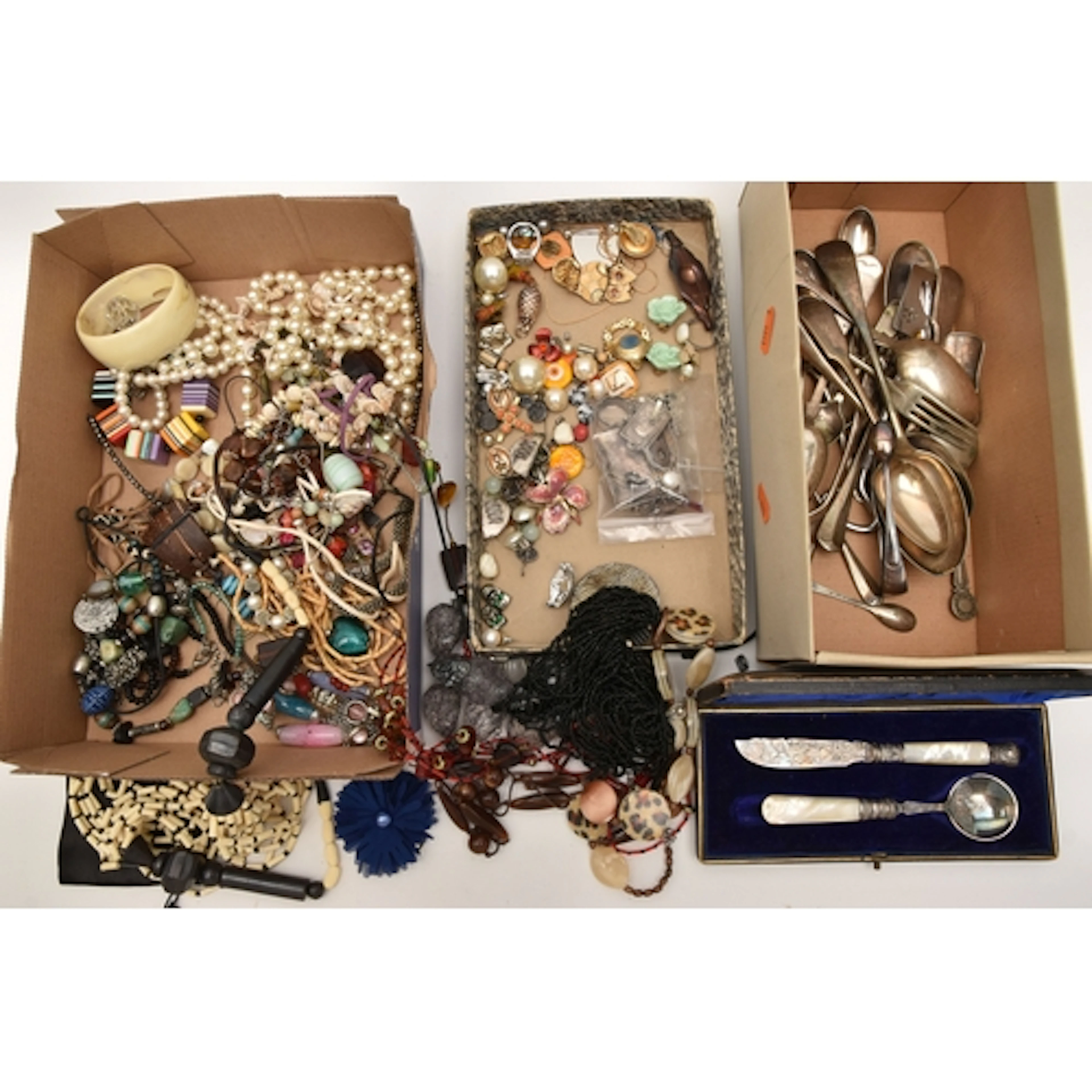A BOX OF ASSORTED SILVER/WHITE METAL AND COSTUME JEWELLERY A...