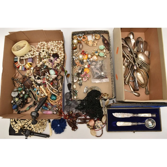 A BOX OF ASSORTED SILVER/WHITE METAL AND COSTUME JEWELLERY A...