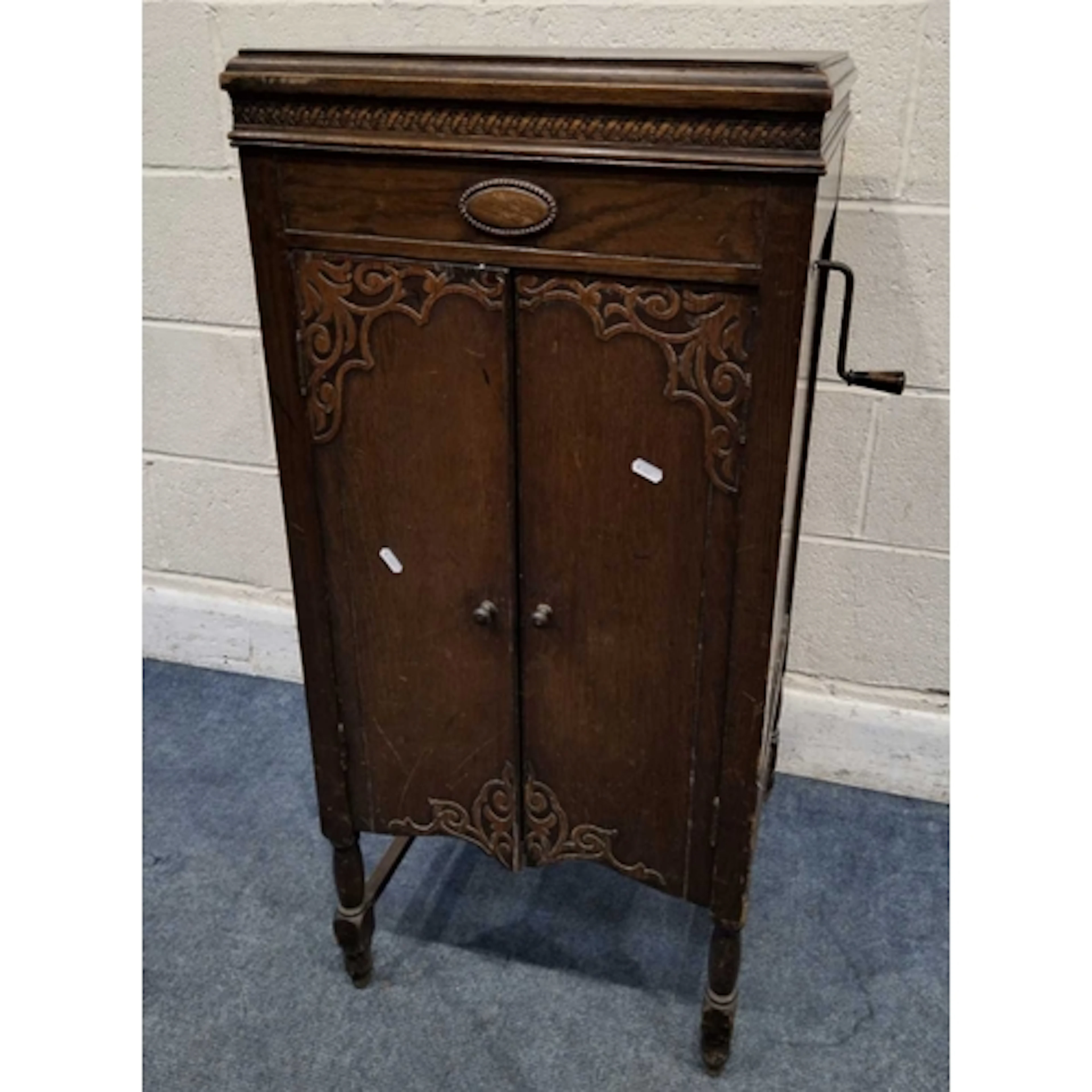 AN EARLY 20TH CENTURY OAK CASED WIND UP GRAMOPHONE, the hing...