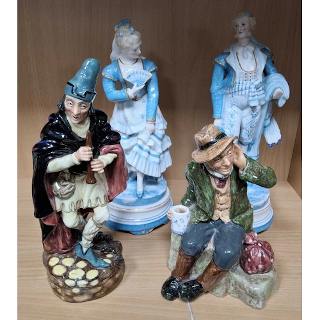 A GROUP OF FOUR FIGURES, comprising Royal Doulton Owd Willia...