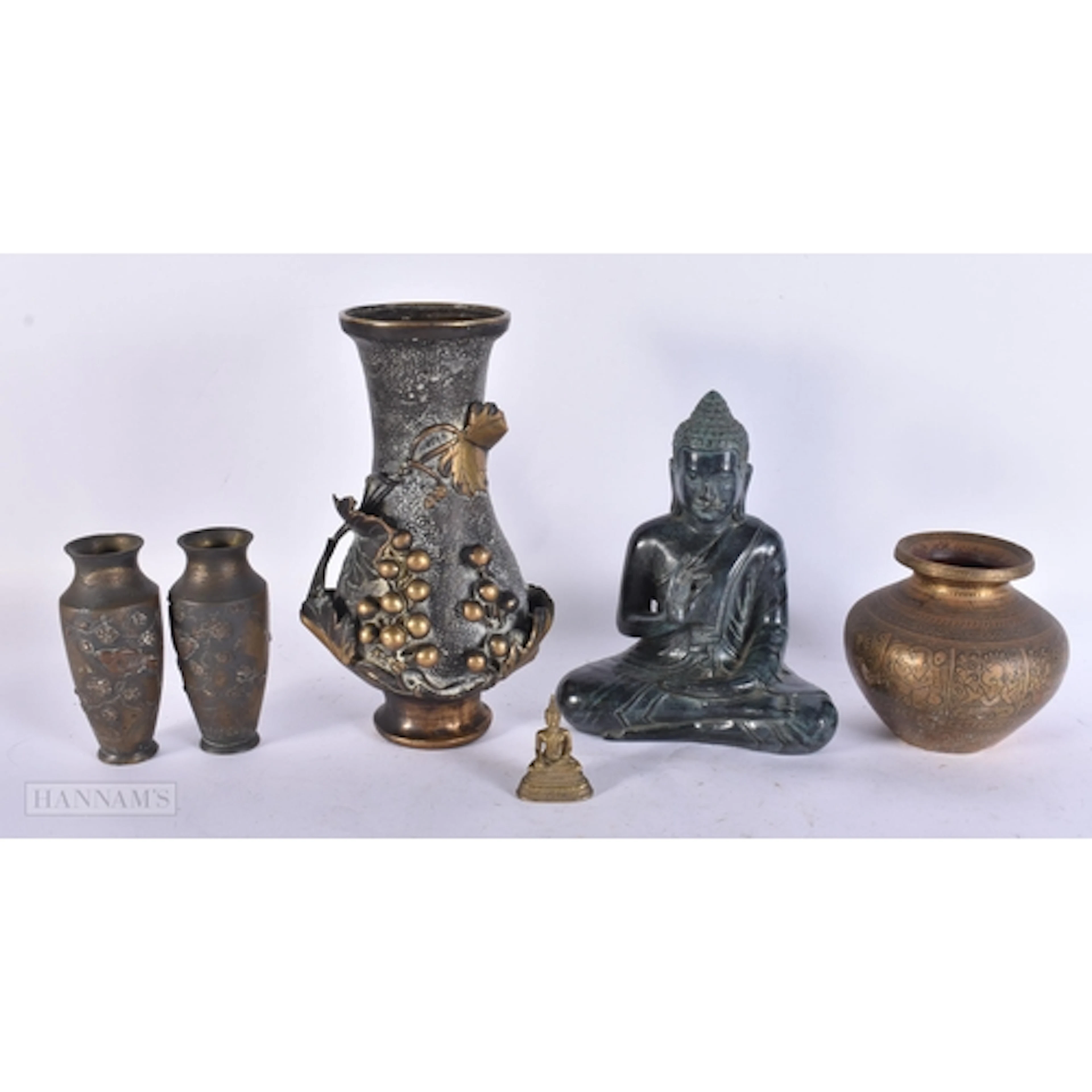 ANTIQUE JAPANESE, CHINESE BRONZES etc. Largest 22 cm high. (...