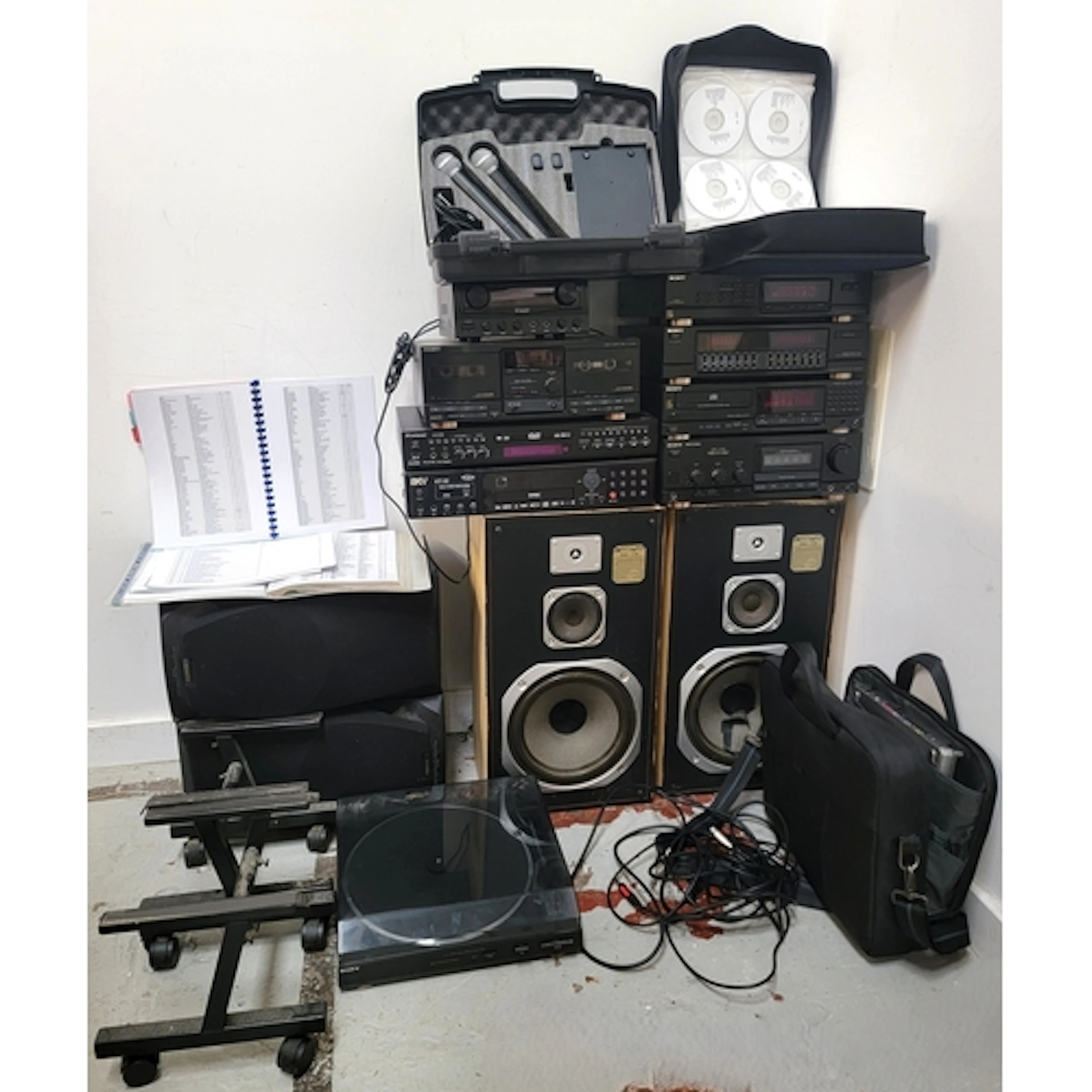 PROFESSIONAL KARAOKE SYSTEM AND ASSOCIATED HI-FI EQUIPMENT c...