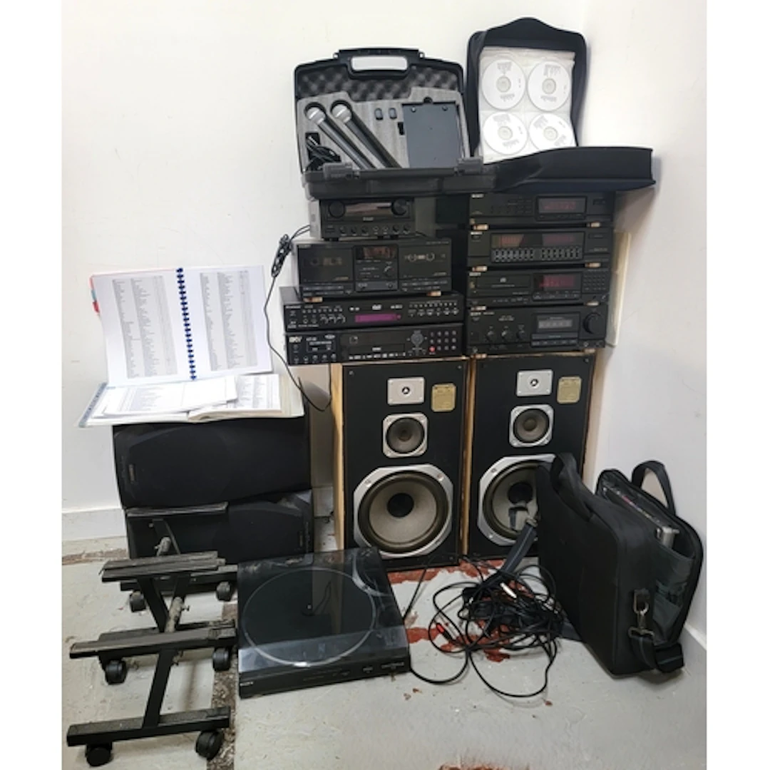 PROFESSIONAL KARAOKE SYSTEM AND ASSOCIATED HI-FI EQUIPMENT c...