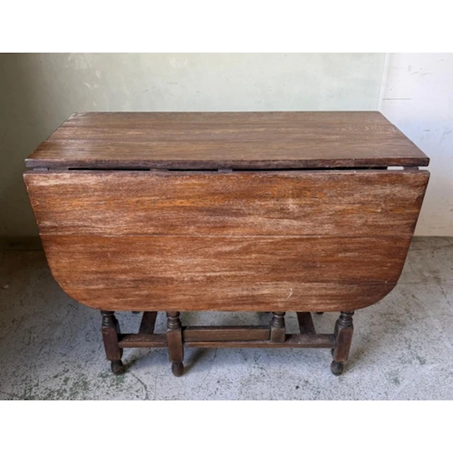An oak gate leg drop leaf table. Height 75cm 92x41cm