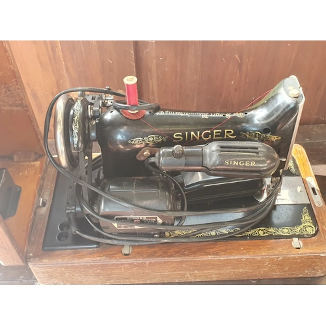 An oak cased Singer Sewing machine, (R3).