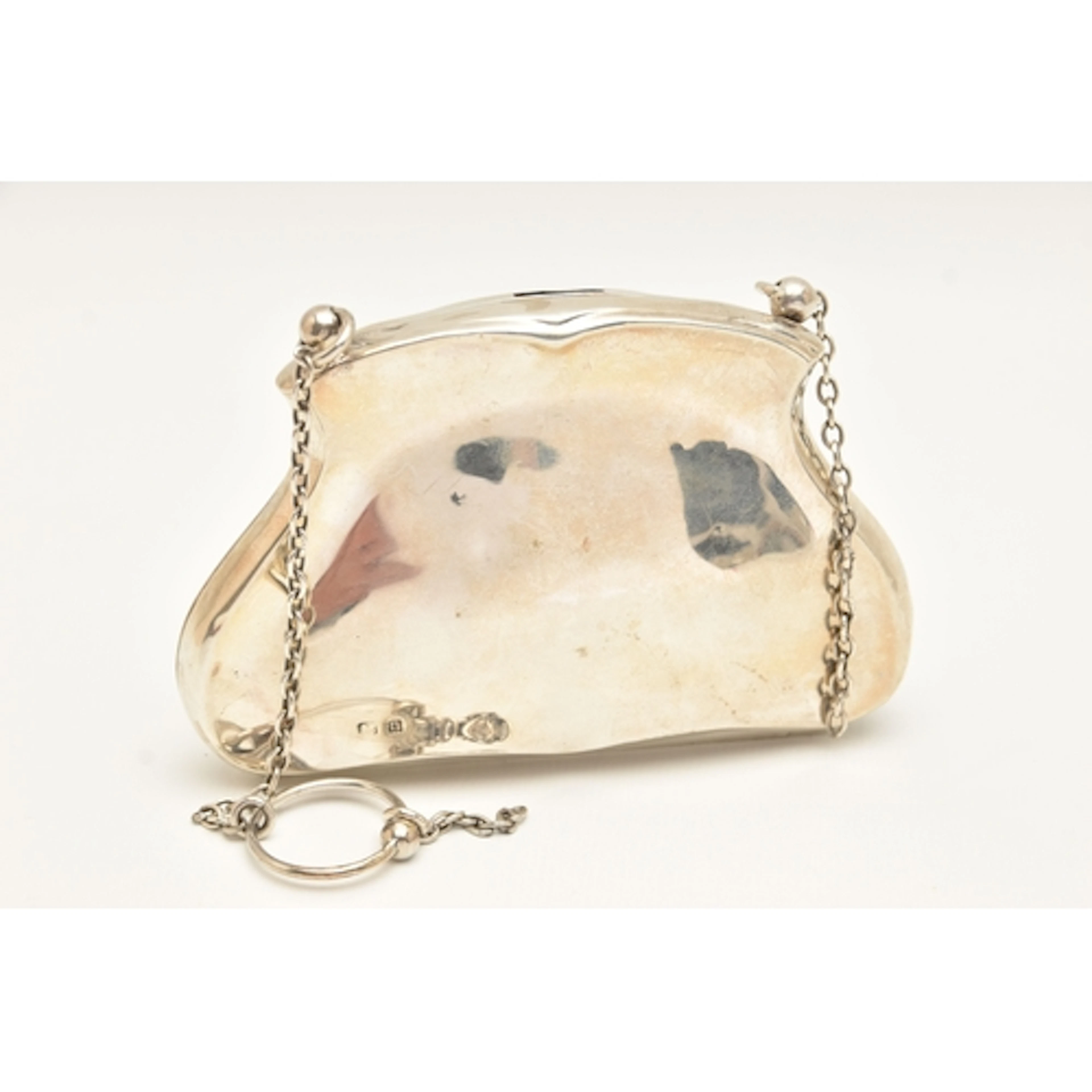AN EARLY 20TH CENTURY SILVER COIN PURSE, polished design AF,...