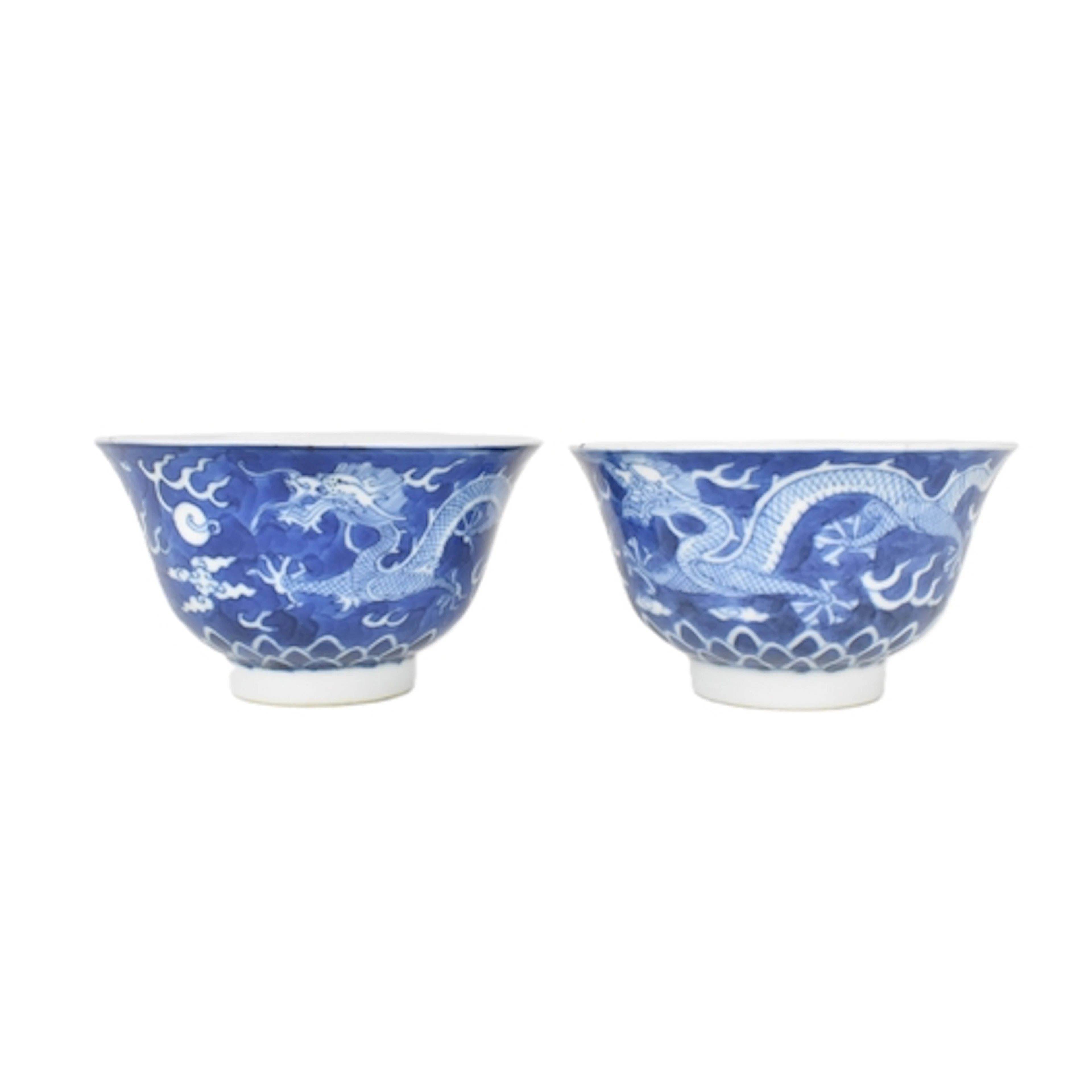 A pair of 19th century Chinese blue and white porcelain drag...