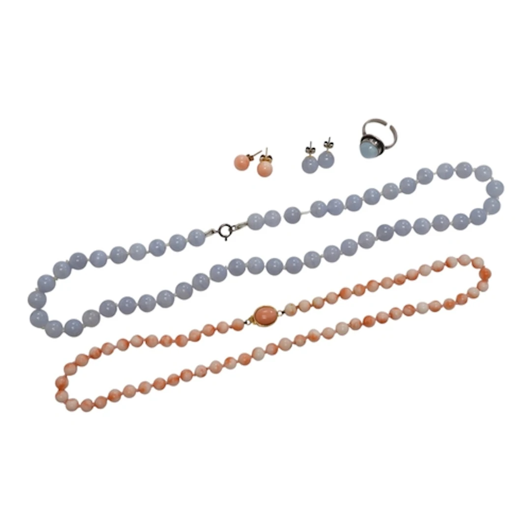 A collection of coral and lace agate jewels, comprising: a c...
