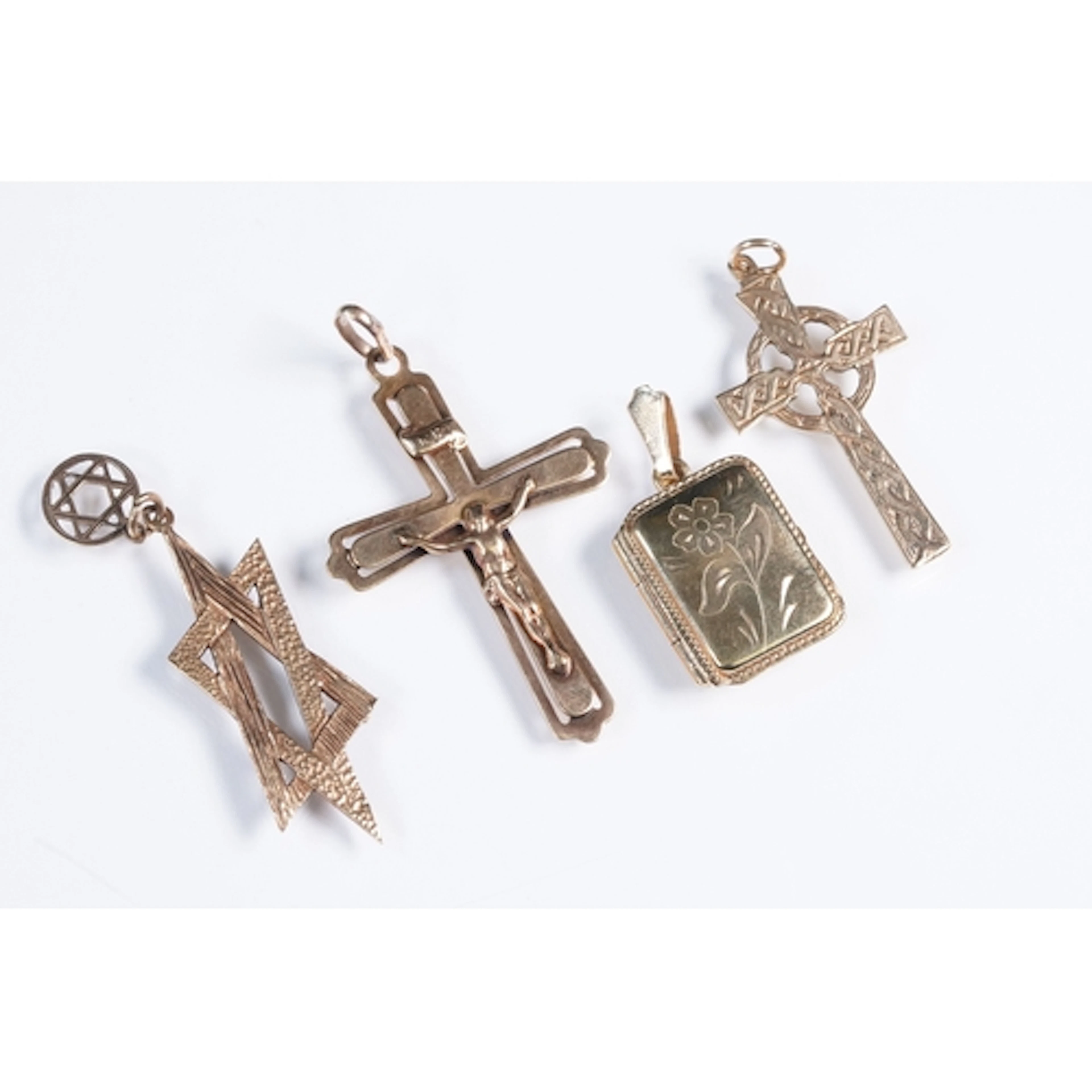 Group of 9ct gold pendants to include a locket of square des...