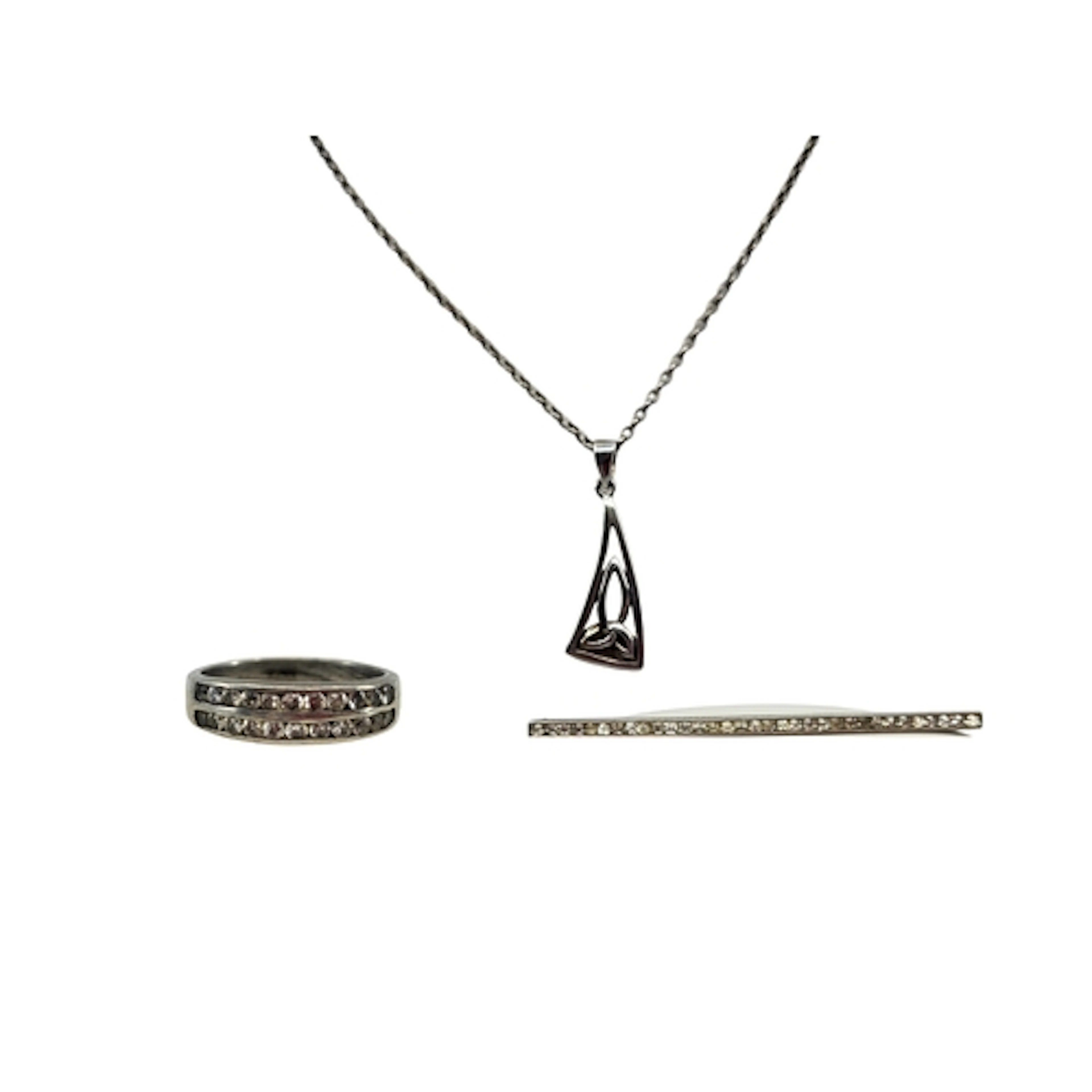 A COLLECTION TO INCLUDE A VINTAGE SILVER BAR BROOCH, inset w...