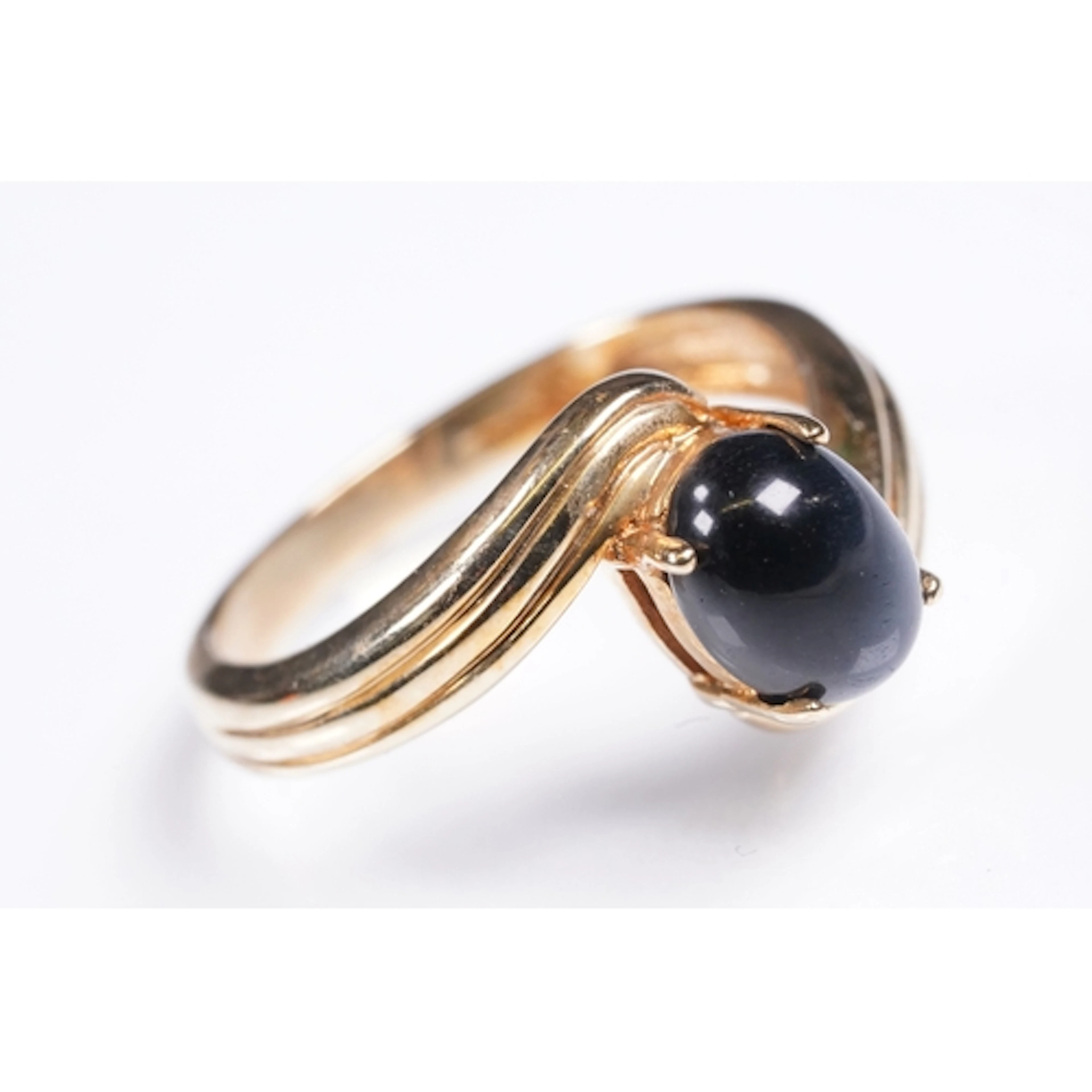 9ct gold and chatoyant blue stone ring. The ring being set w...